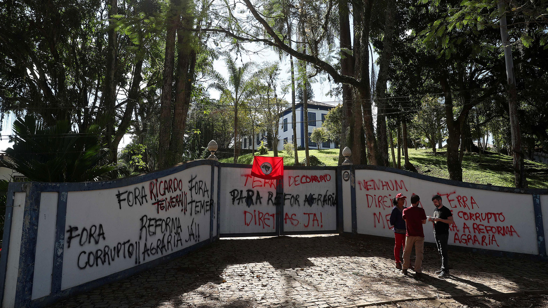 Brasil: 15.000 activistas del Movimiento Sin Tierra invadieron fincas de políticos - Infobae