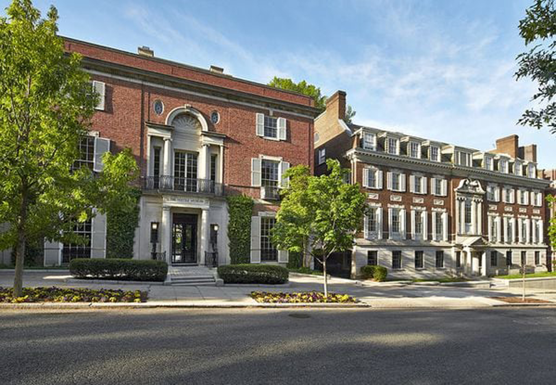 El año pasado compró la casa más grande de Washington