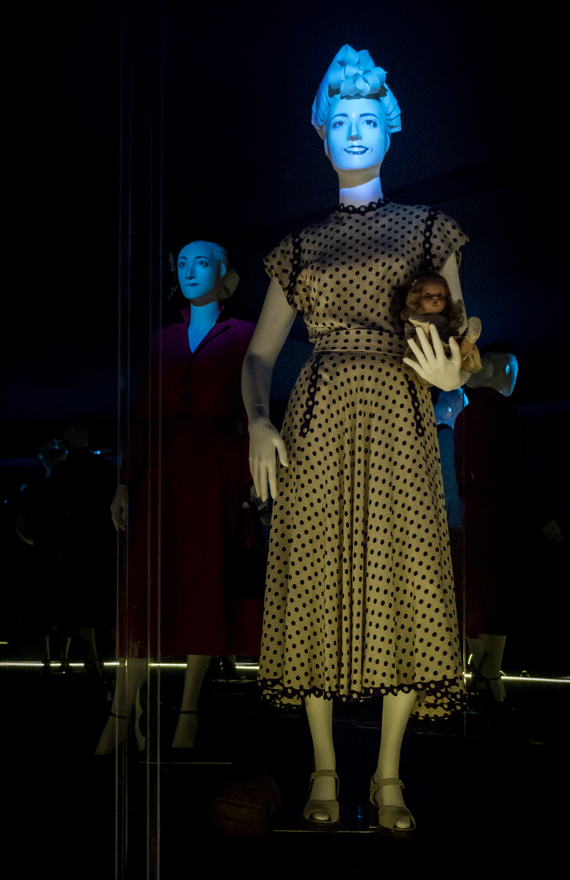 Vestido realizado en hilo de lino con lunares. Falda acampanada larga. Cierre a la espalda con botones. Marilú Bragance, Buenos Aires, 1948. Con ese vestido, dirigente dio el puntapié inicial de los Campeonatos Evita de ese año
