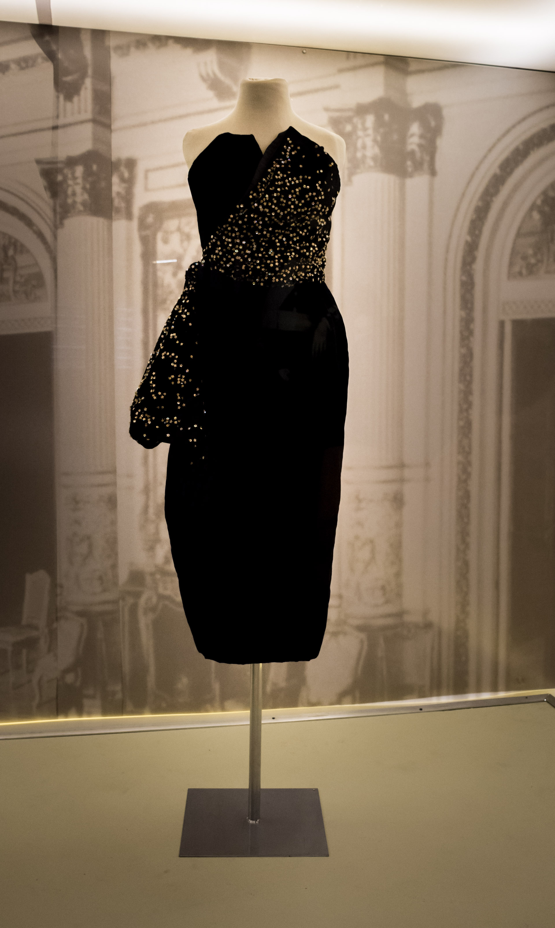 Vestido, de terciopelo de seda y bordado con estrellas pailletes y mostacillas. Marcel Rochas. Francia. 1950