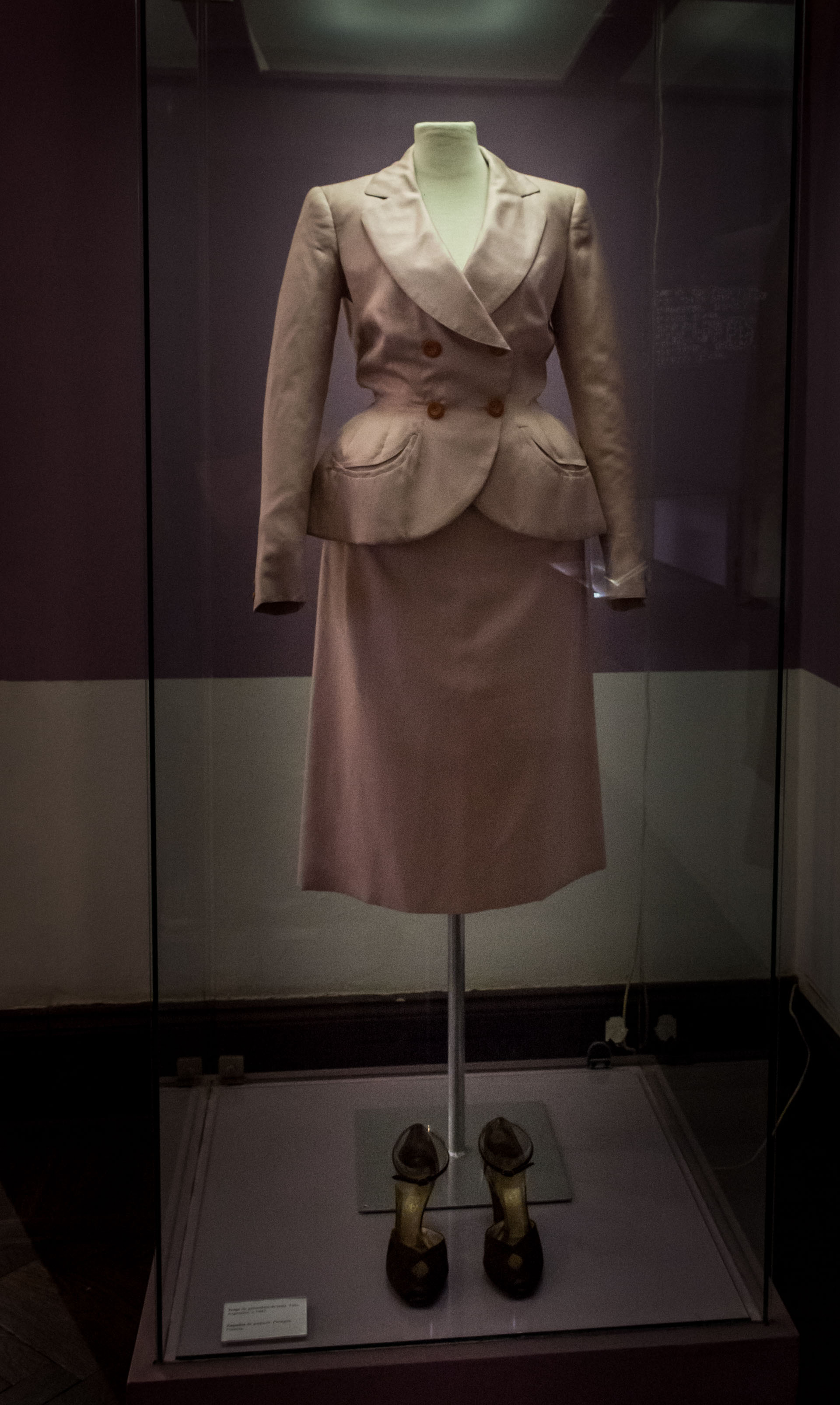 Traje de gabardina de seda. Luis. Argentina. 1947 Zapatos de gamuza. Perugia. Francia