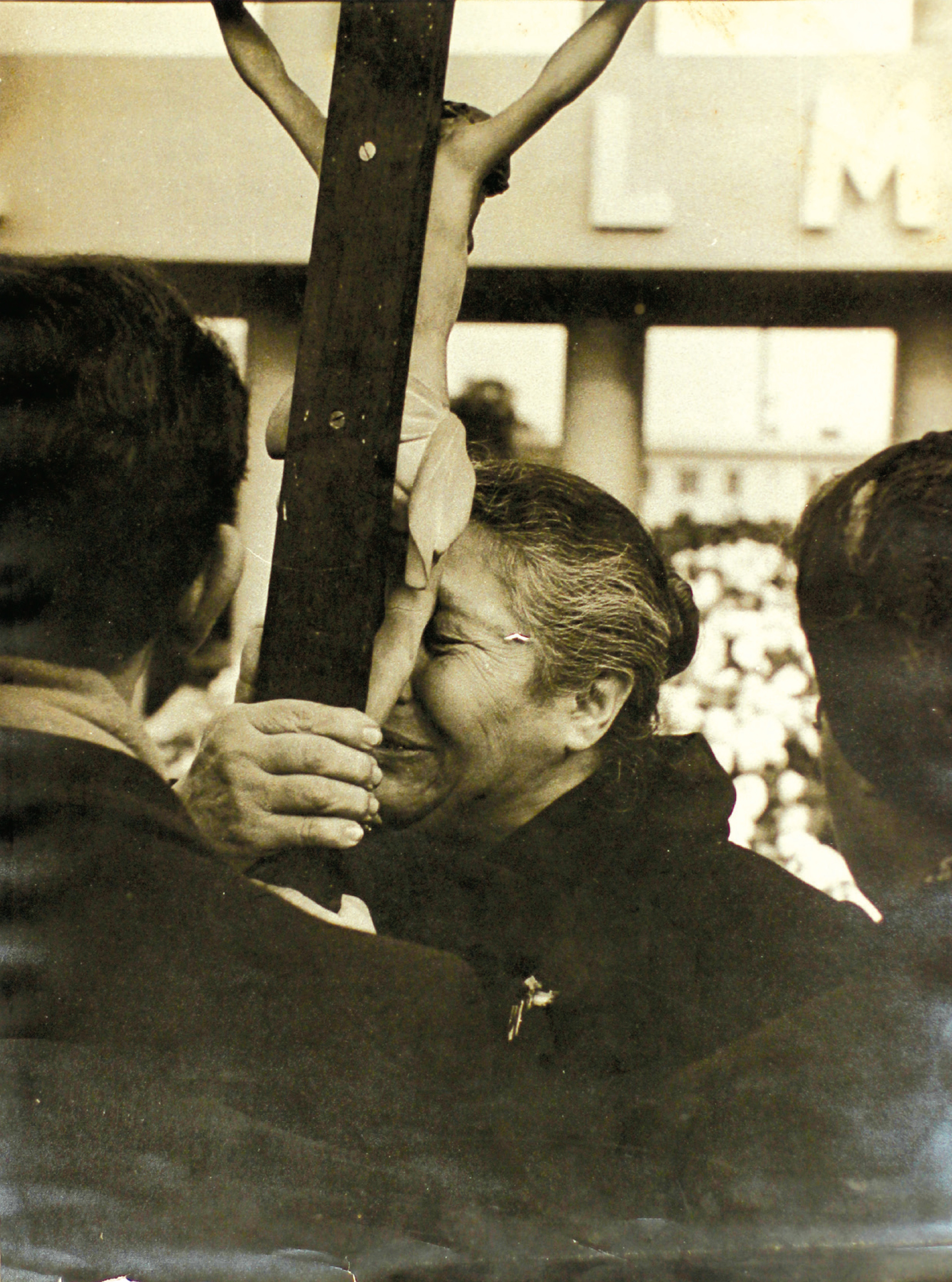 Las fotografías también retratan el dolor en las calles durante el funeral de Evita