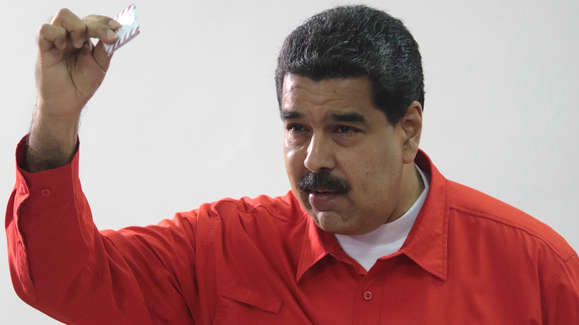 Nicolás Maduro muestra su voto durante la elección para la Asamblea Constituyente (AN)