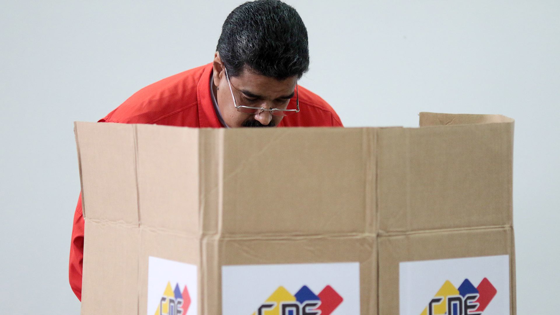 El jefe del régimen, Nicolás Maduro, emite su voto. Dijo que fue una jornada histórica en términos de participación. Se abstuvo el 87 por ciento de la sociedad venezolana (Reuters)