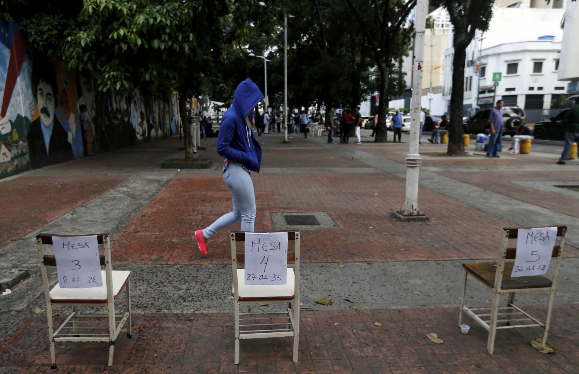 Un mujer deja el centro de votación en Caracas (AP)