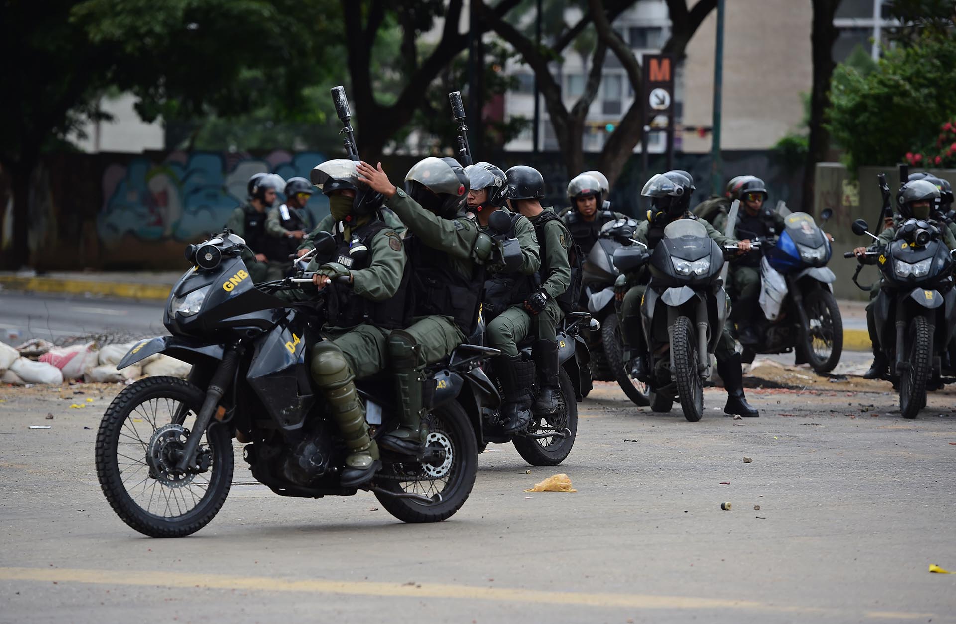 Las fuerzas represivas de Maduro salieron a la caza de manifestantes por todo Venezuela (AFP)