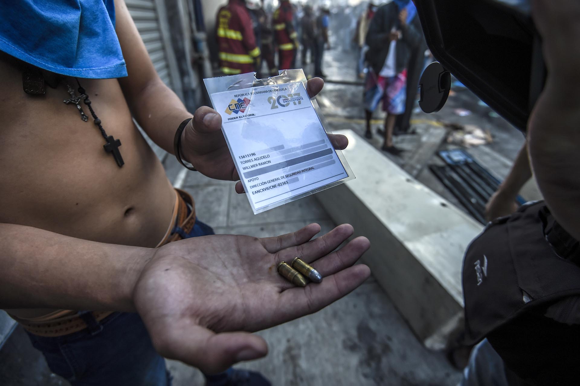 Un manifestante muestra las balas que usaron durante la jornada de votación las fuerzas represivas de Maduro (AFP)