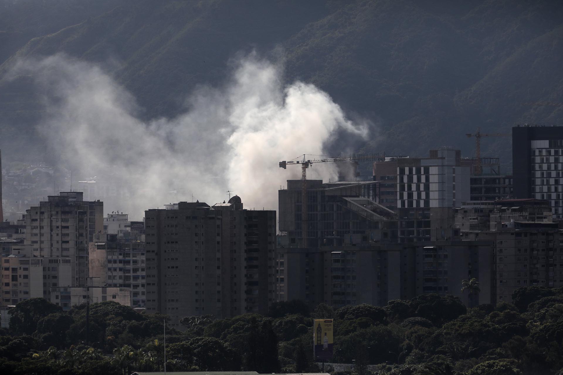 Humo en Caracas. Una escena que parece extraída de Medio Oriente (Reuters)