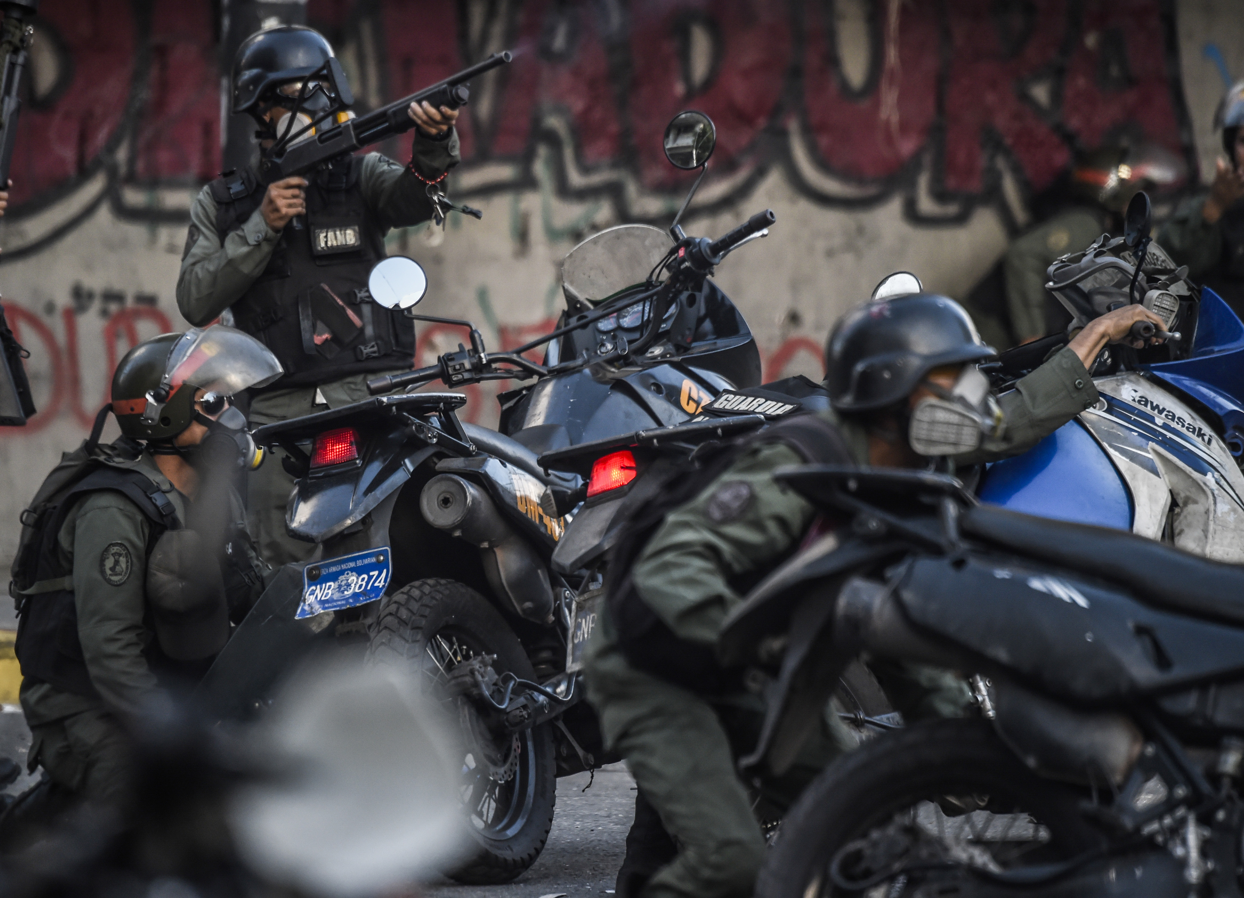 Agentes de la Guardia Nacional Bolivariana durante la represión de las protestas contra la constituyente este lunes en Caracas (AFP)
