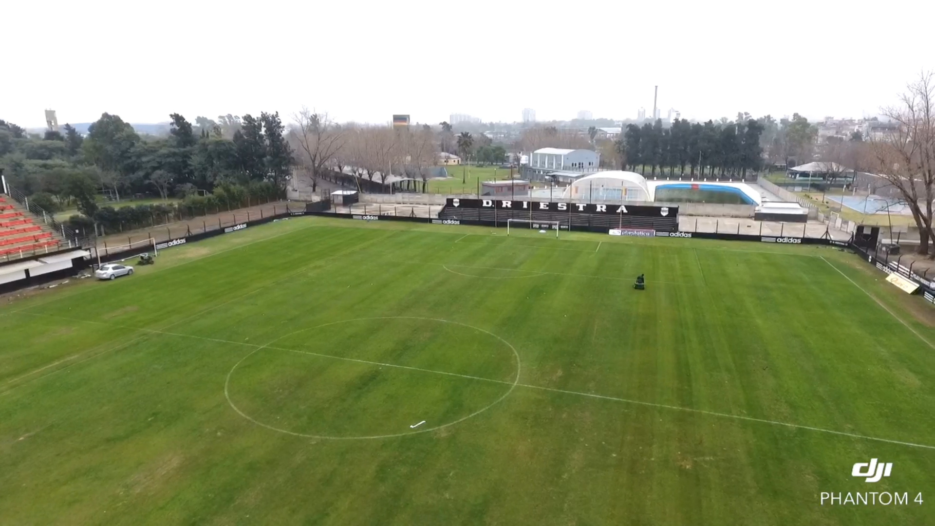 En medio de la polémica por la escandalosa suspensión de la final de la Primera B Metropolitana entre Deportivo Riestra y Comunicaciones, muchos jugadores de “El Cartero” denunciaron que las áreas del equipo de Villa Soldati eran más grandes que lo estipulado por el reglamento