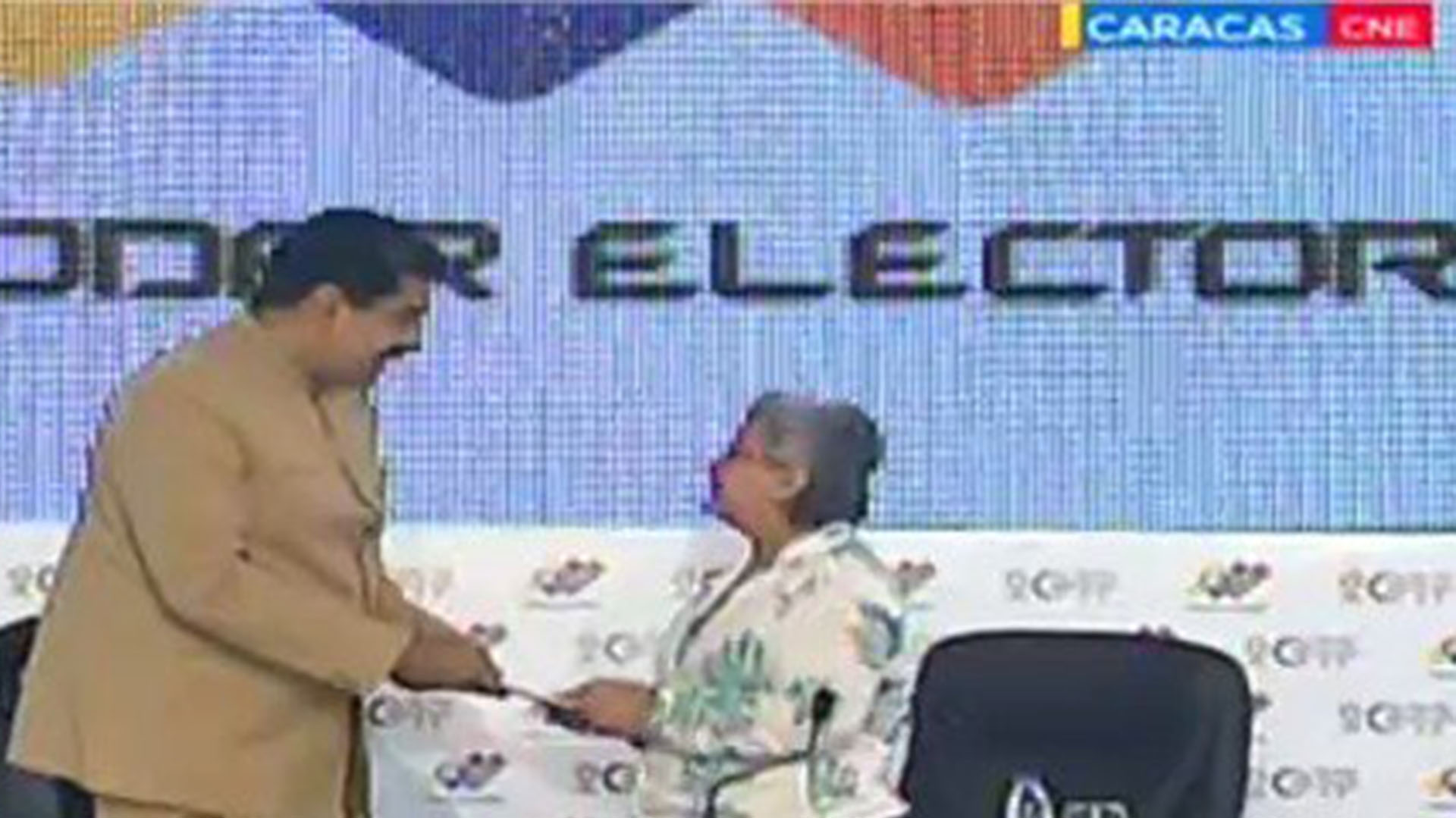 Tibisay Lucena le entregó a Maduro el primer boletín con los resultados de la Constituyente