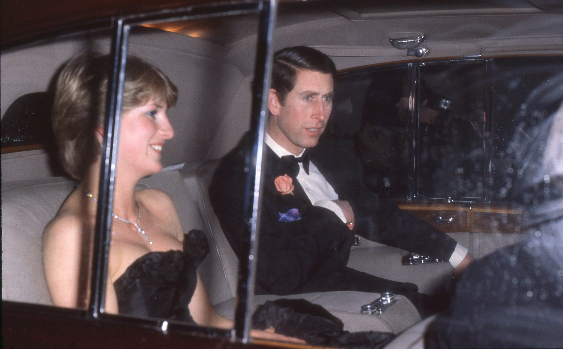 Diana y Carlos durante una ceremonia en la parte trasera de un automóvil en Londres (Anwar Hussein)