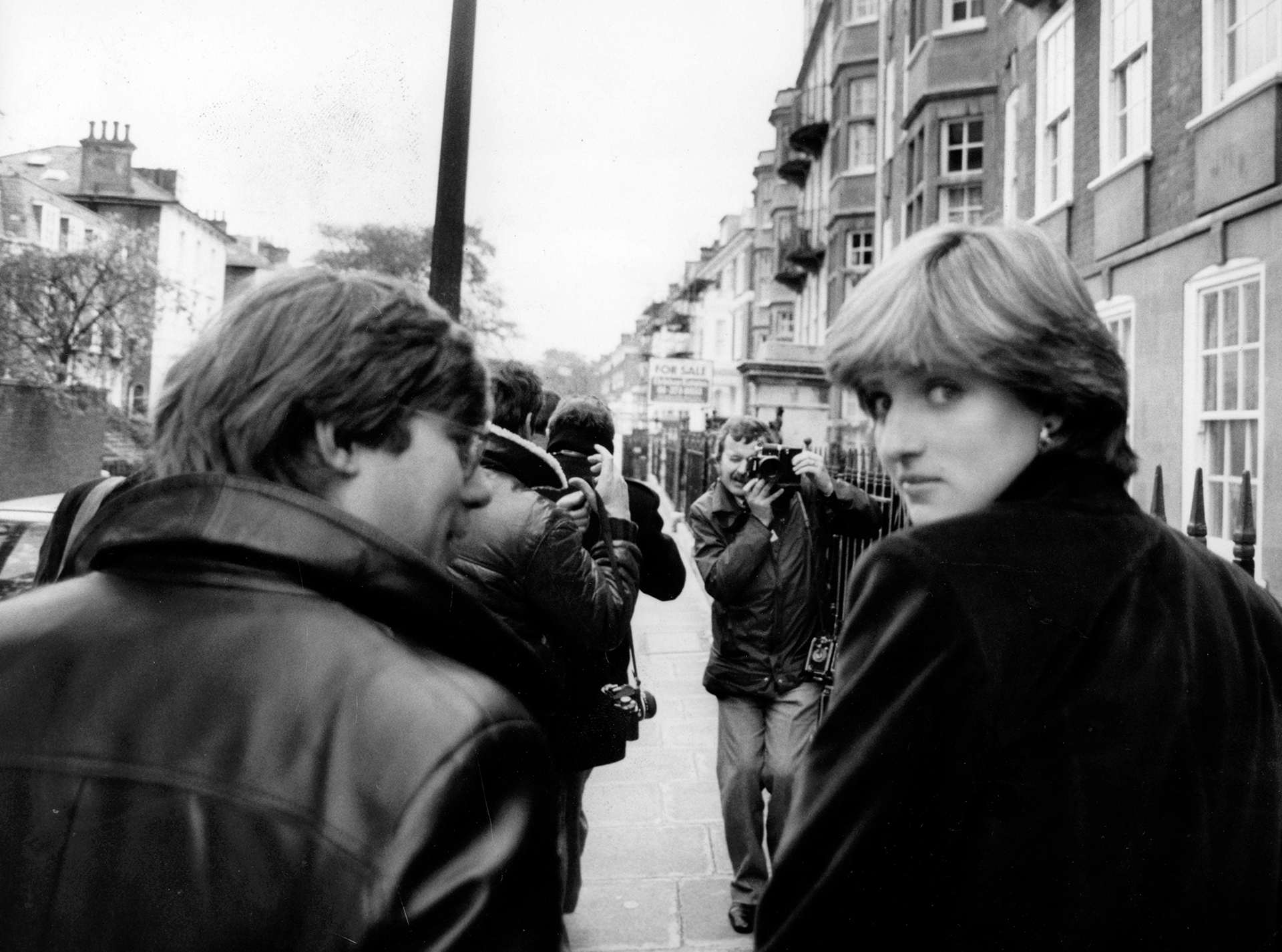 Diana Spencer fue sorprendida por la prensa cuando salía de su departamento en Londres en 1980. Vestía un tapado negro de chiffon (Keystone Pictures USA / Alamy Stock Photo)