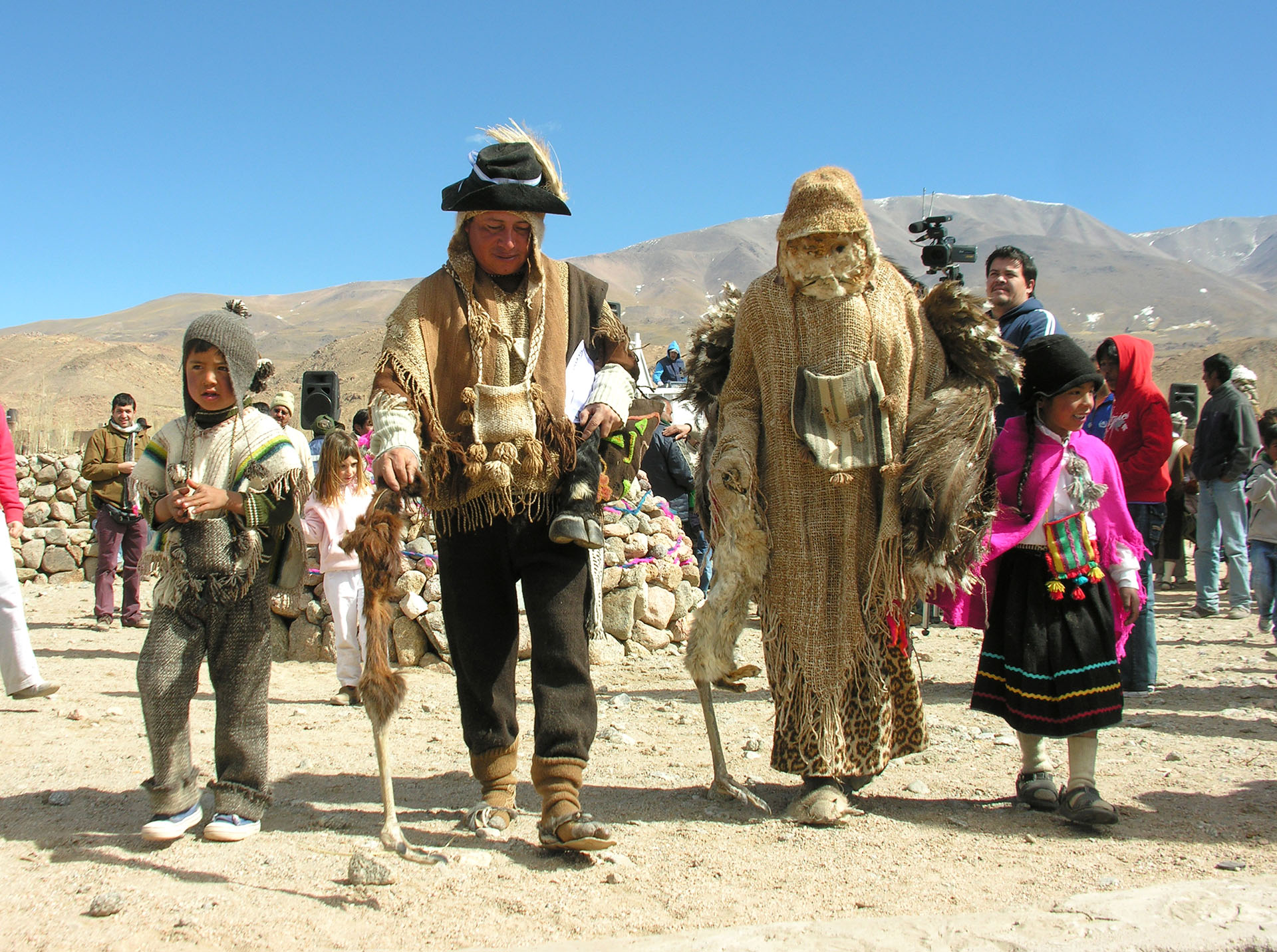 En Catamarca, en la ceremonia de Laguna Blanca también participan representaciones de deidades como la Pachamama y el Coquena (en la foto: una deidad mitológica vestida con prendas de lana de oveja y de llama), grupos de chicos entonan cantos y coplas, y hombres y mujeres preparan su danza. Se realiza el 31 de julio y el 1 de agosto.