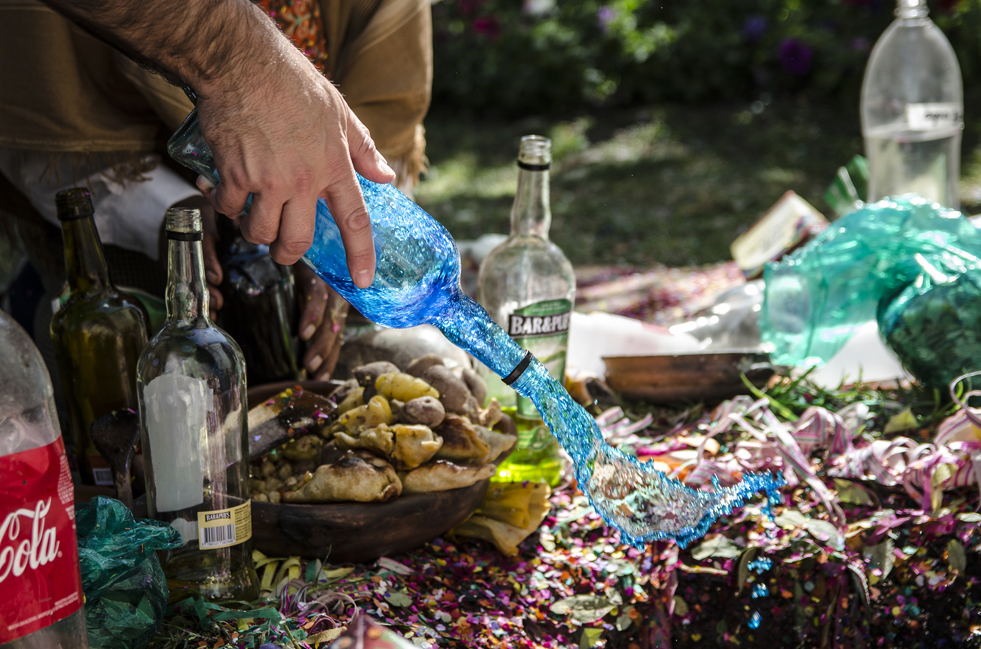 Mediante la corpachada se “alimenta” a la Pachamama. Se realiza un pozo en la tierra, donde se colocan alimentos y bebidas, que varían. Chicha, vino, comidas criollas, hojas de coca y otras ofrendas. Todo lo creado proviene de la tierra: se trata de devolverle algo de lo que da. Foto: en Jujuy se celebra en distintos puntos a lo largo de la provincia.