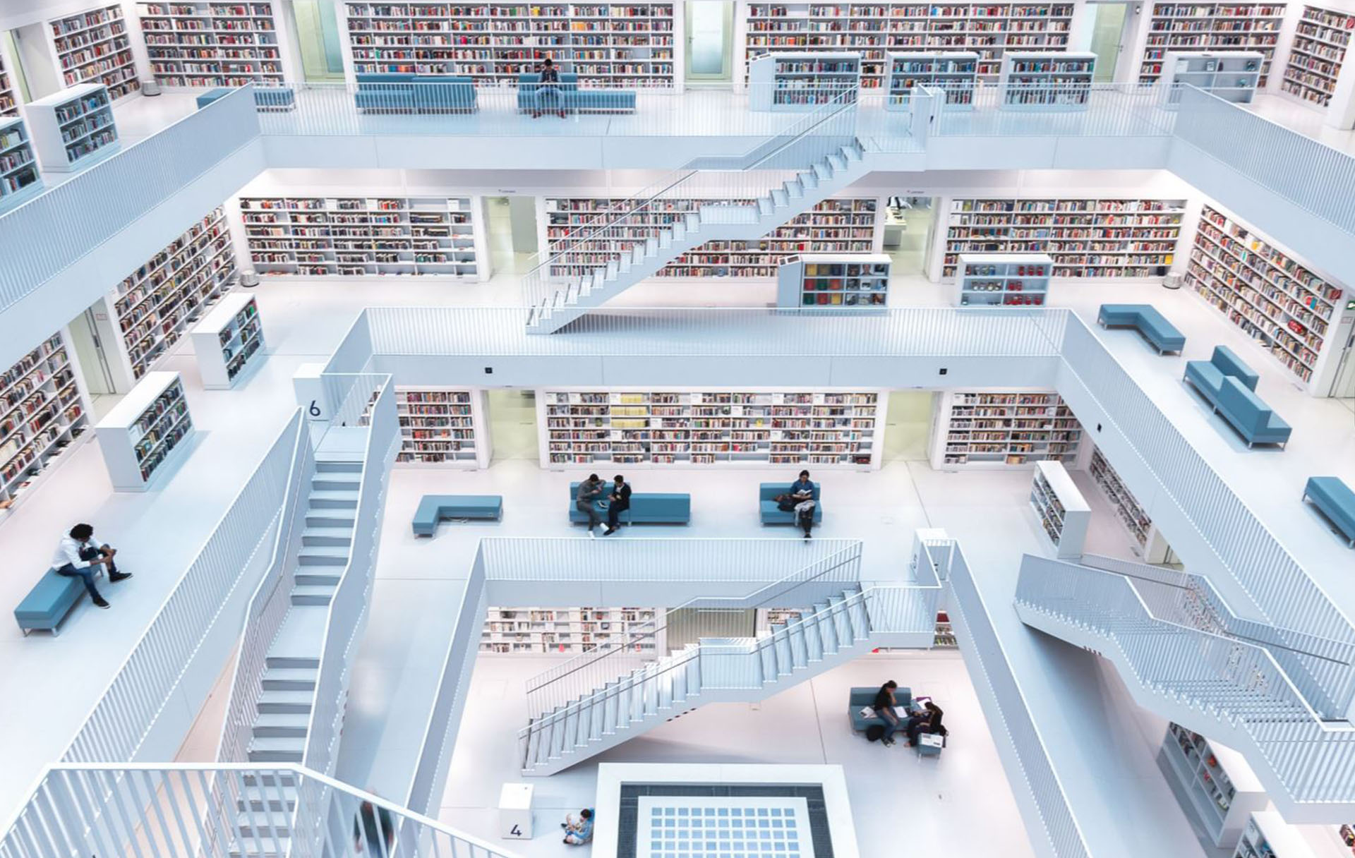 Ciudades – Primer lugar. Niveles de lectura. La luz natural se filtra en la biblioteca de la ciudad de Stutgart, Alemania. Por Norbert Fritz.