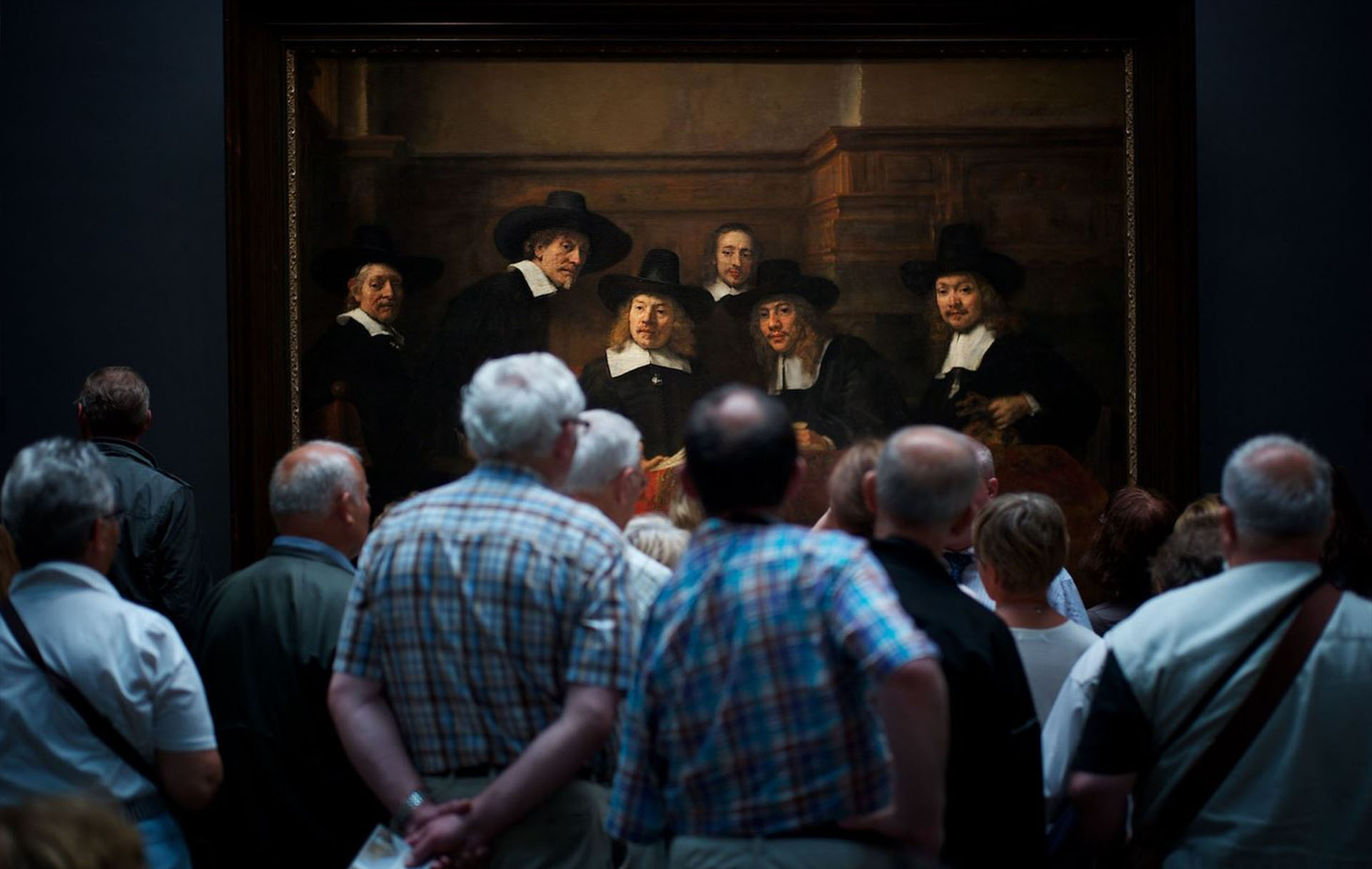 Gente – Segundo lugar. Un grupo observa el famoso cuadro de Rembrandt “Los síndicos de los pañeros”, en Ámsterdam. “Me reí cuando me di cuenta que la gente en el cuadro también parece mirar con curiosidad a los visitantes”, dijo el autor. Por Julius Y.