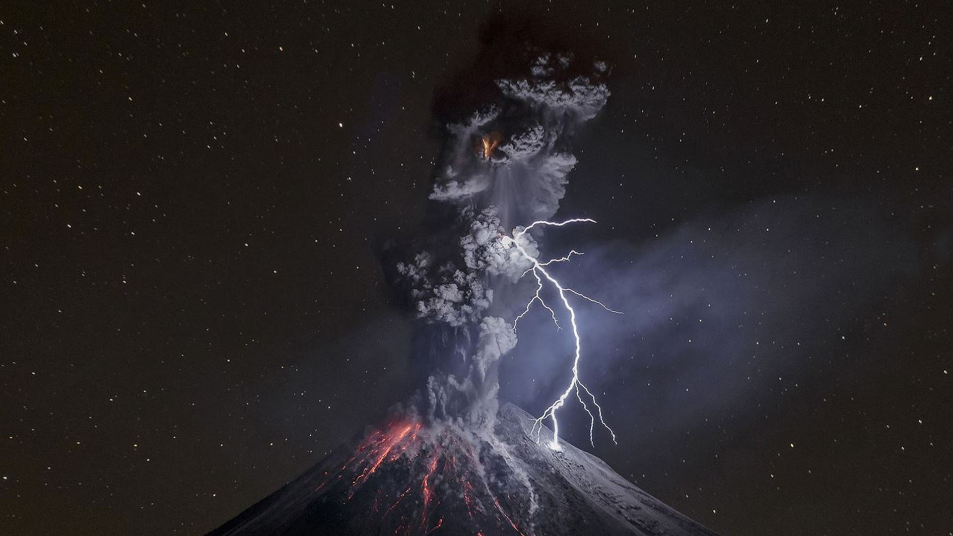 Naturaleza – Primer lugar. Una impresionante toma del volcán de Colima. “Estaba en Comala cuando de repente vi una incandescencia y el cráter comenzó a disparar. Segundos después, una poderosa explosión volcánica expulsó una nube de cenizas y un rayo iluminó la escena. Fue uno de los momentos más emocionantes de mi vida”. Por Sergio Tapiro Velasco