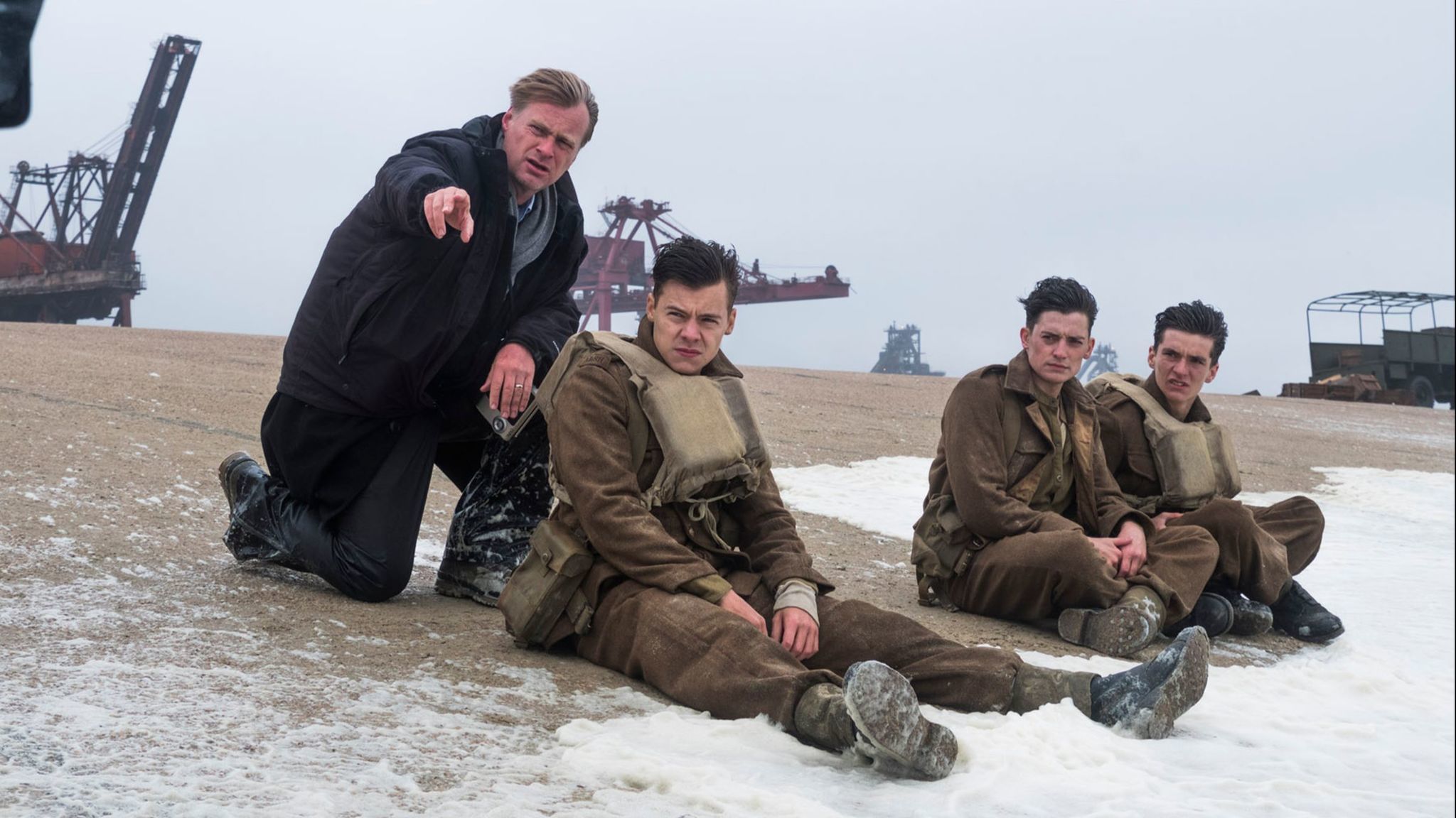 Christopher Nolan durante una escena junto a Harry Styles (Warner Bros.)