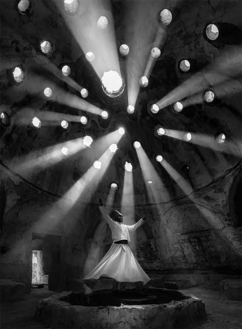 Gente – Primer lugar. La luz se filtra en un edificio en Konya, Turquía, mientras baila un derviche en una ceremonia mística. Por Dilek Uyar