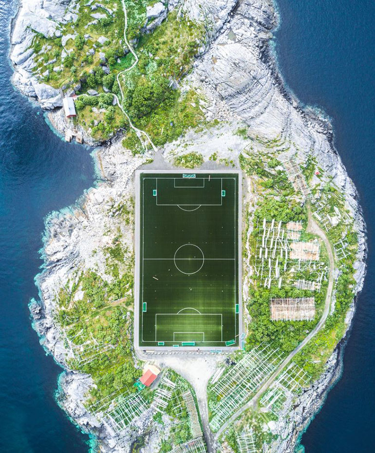 Ciudades – Tercer lugar. En las islas Lofoten, de Noruega, hay un campo de fútbol considerado el más increíble de Europa. La foto fue captada con un drone en un día despejado a 120 metros de altura. Misha De-Stroyev