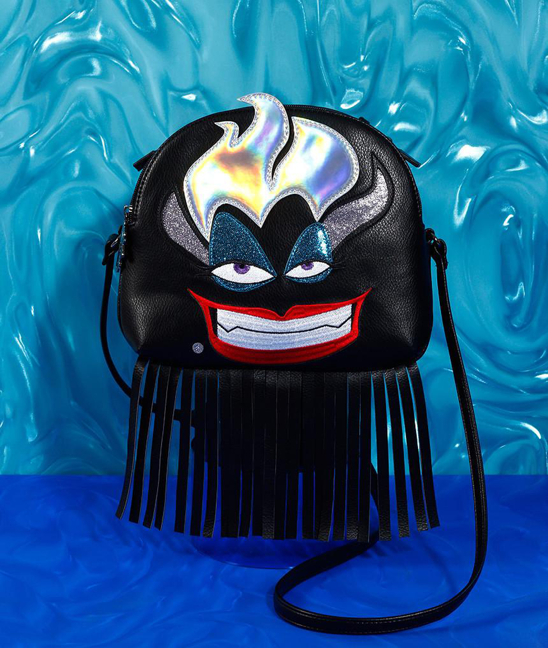 La villana de La Sirenita, Úrsula, también tiene su diseño. Una bandolera con flecos