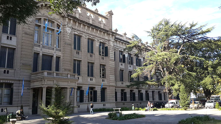 El colegio donde trató de matarse la joven