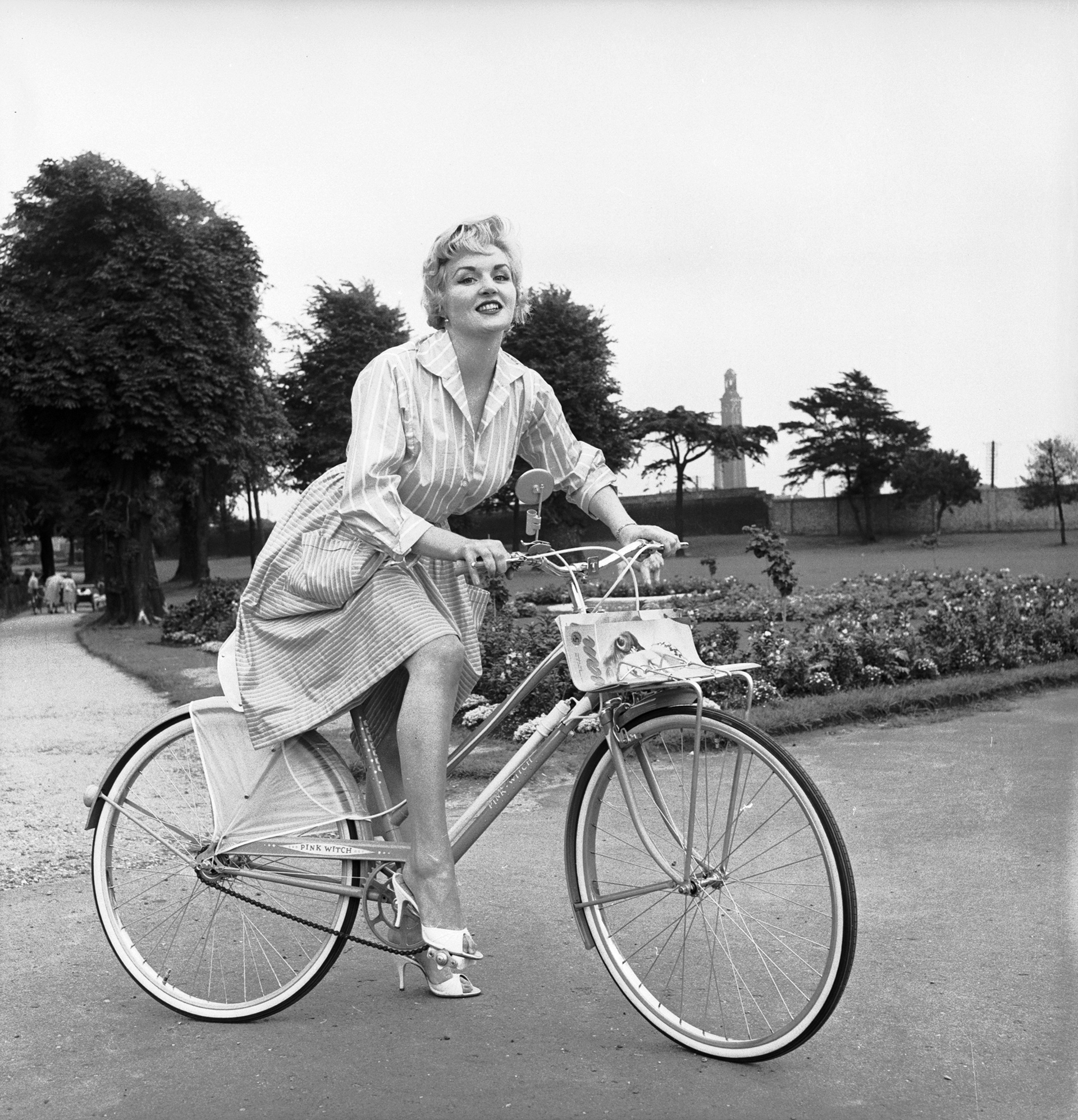 La modelo Peggy Hayward -ícono de la época- enfunda en el look clásico y refinado (Getty Images)