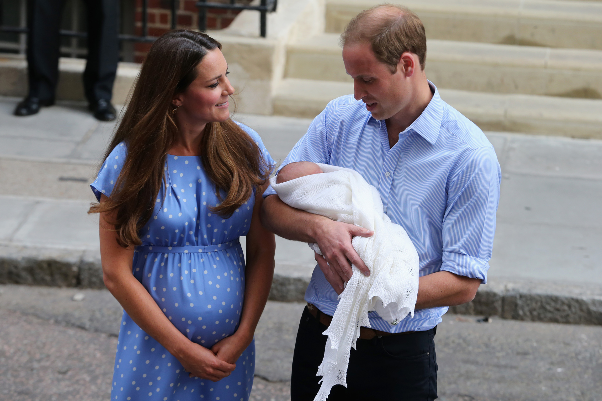 Los Duques de Cambridge, Kate y William, presentando al mundo a su hijo el príncipe George. Para la ocasión Middleton brilló por su simpleza con un vestido depurado de lunares (Chris Jackson/Getty Images)