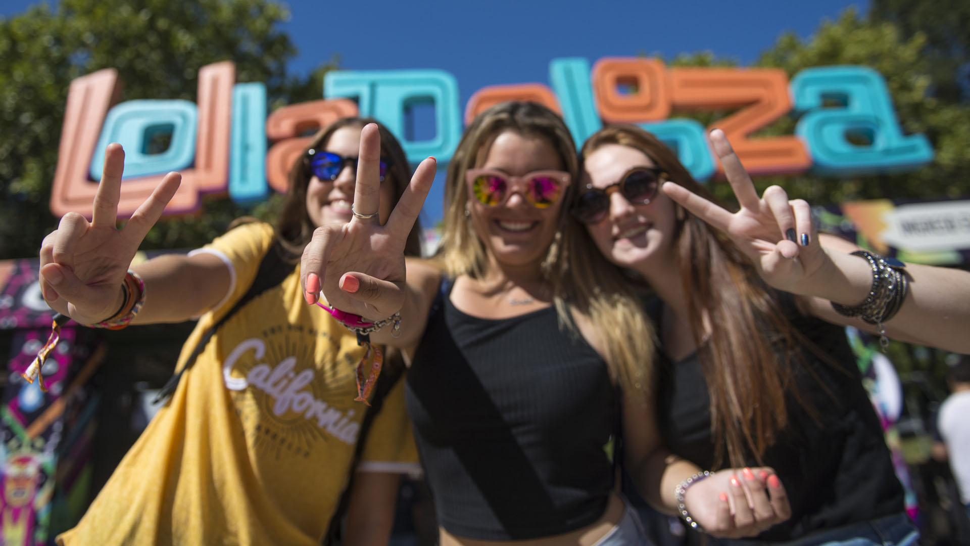 Los detalles cuentan: las uñas pintadas de colores -del negro al naranja-, las gafas de moda -clásicas, espejadas o con marcos de colores- y pulseras de cuero y metal