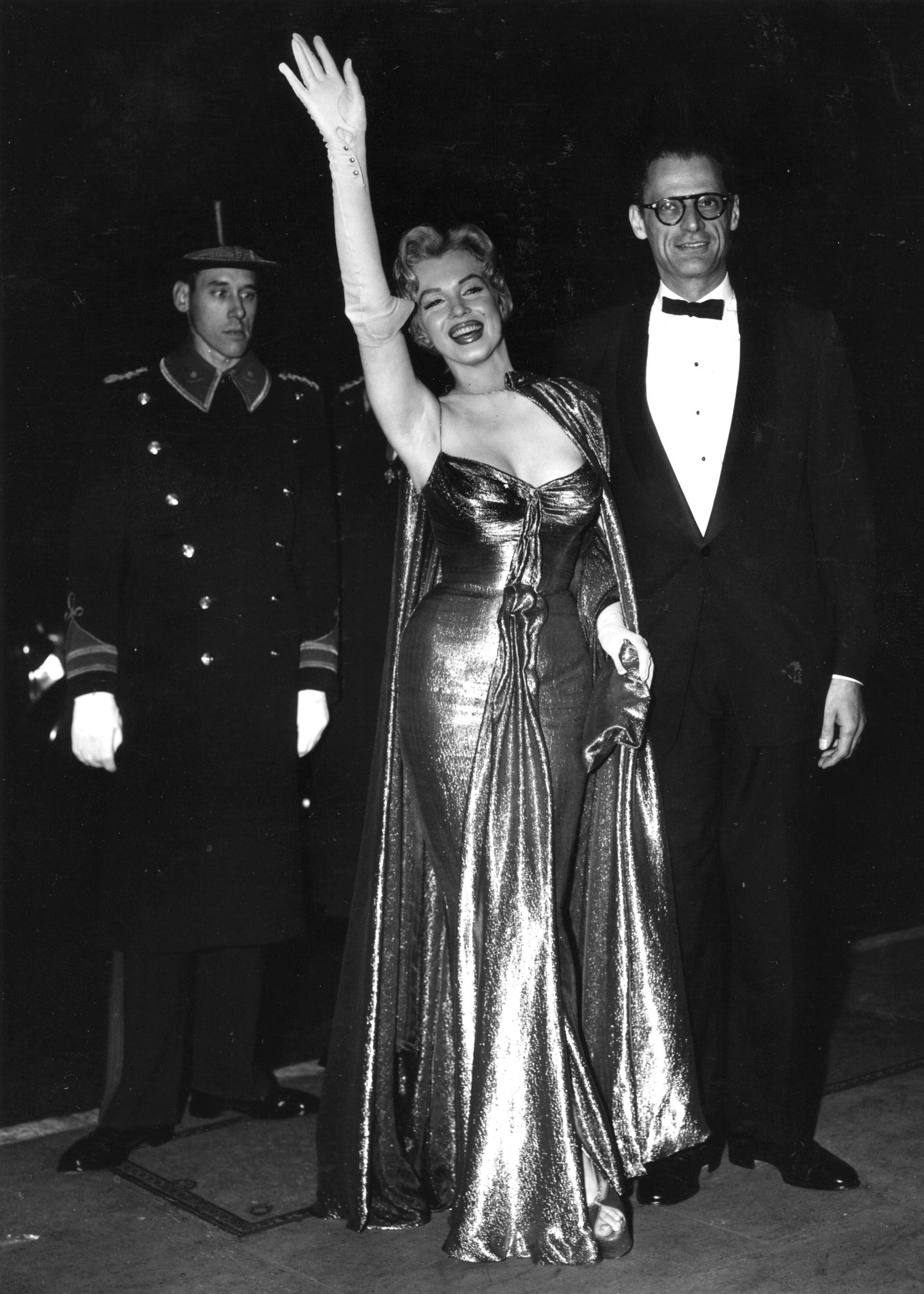 La actriz falleció un 5 de agosto de 1962 a los 36 años pero su magnetismo sigue intacto en la historia del cine y la moda (Topical Press Agency/Getty Images)