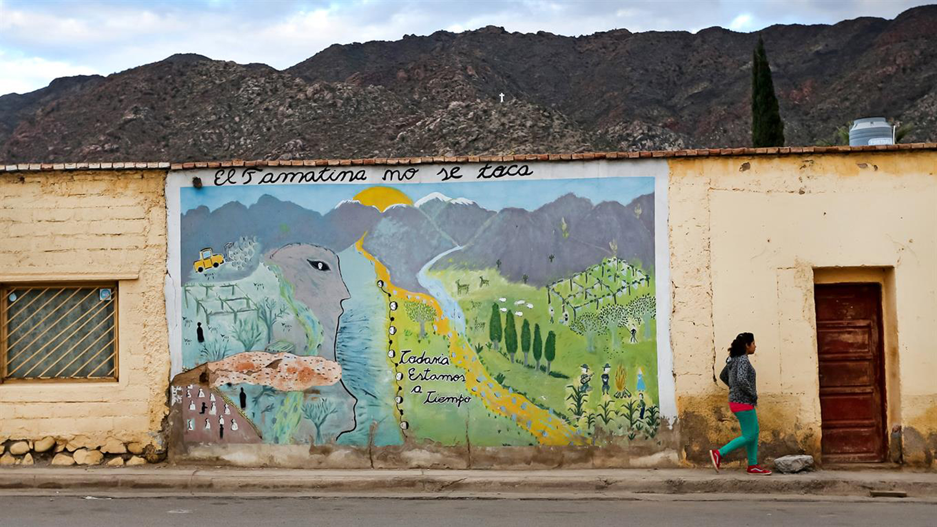 En la calle principal de la ciudad, un mural reza “El Famatina no se toca”, acompañado por un mensaje esperanzador: “Todavía estamos a tiempo”
