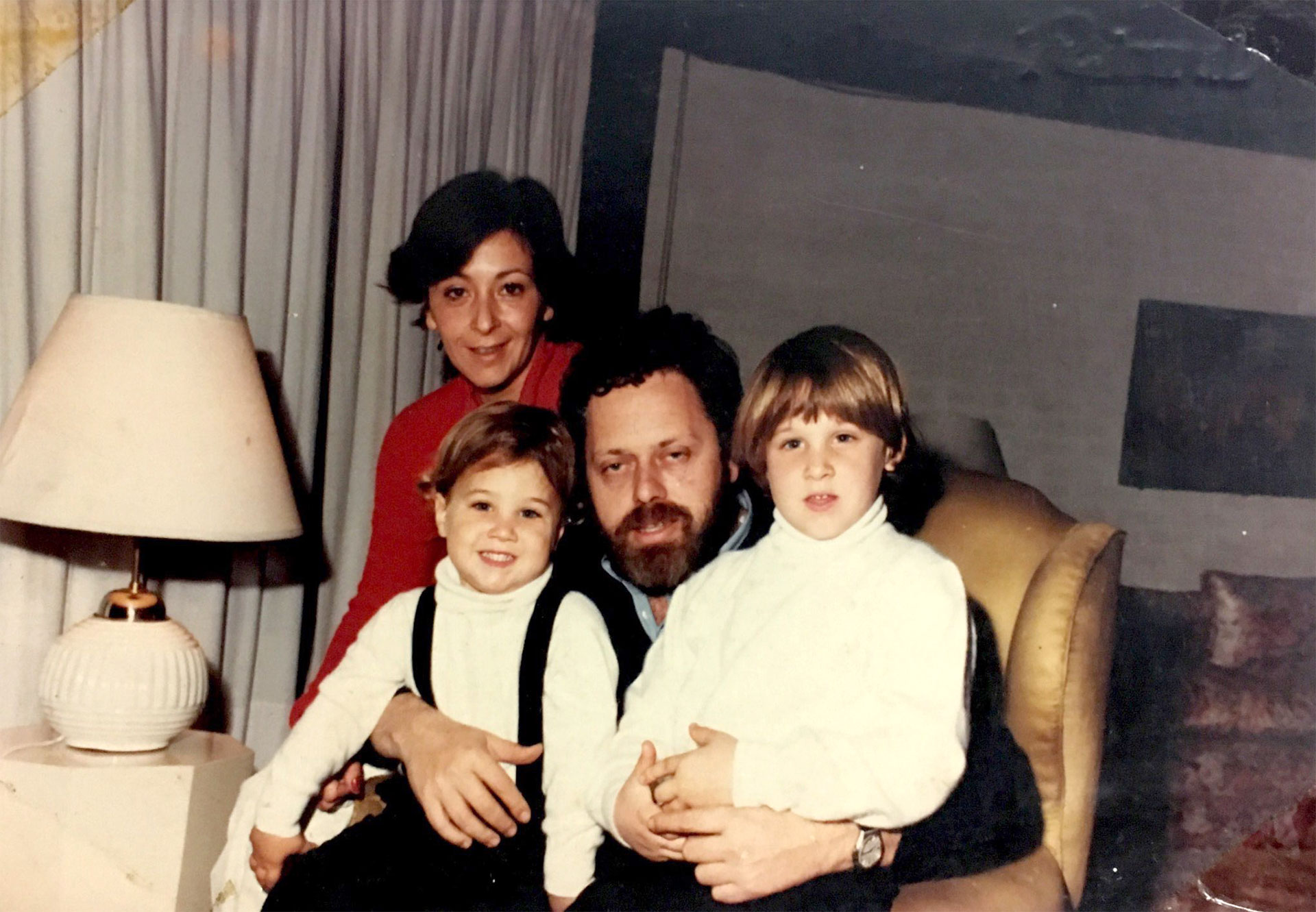 En familia: Martín y su hermano menor Gabito, junto a su papá y a su mamá. (Foto: gentileza del autor del libro)