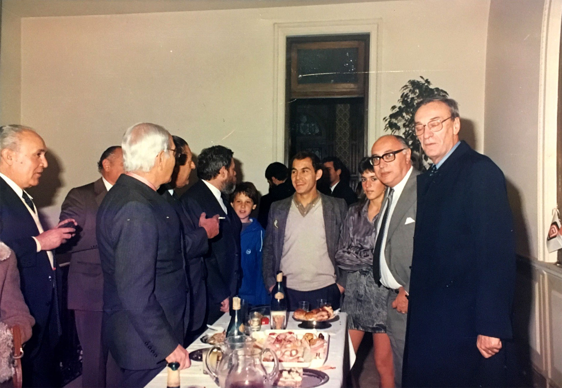 Inauguración del banco de Jorge Sivak. En la foto se ve a Antonio Carrizo, al ex ministro de Economía de Alfonsín, Bernardo Grinzpun, a Ricardo Bochini y también a Martín Sivak, cuando era un chico, entre su papá y el Bocha. (Foto: gentileza del autor del libro)