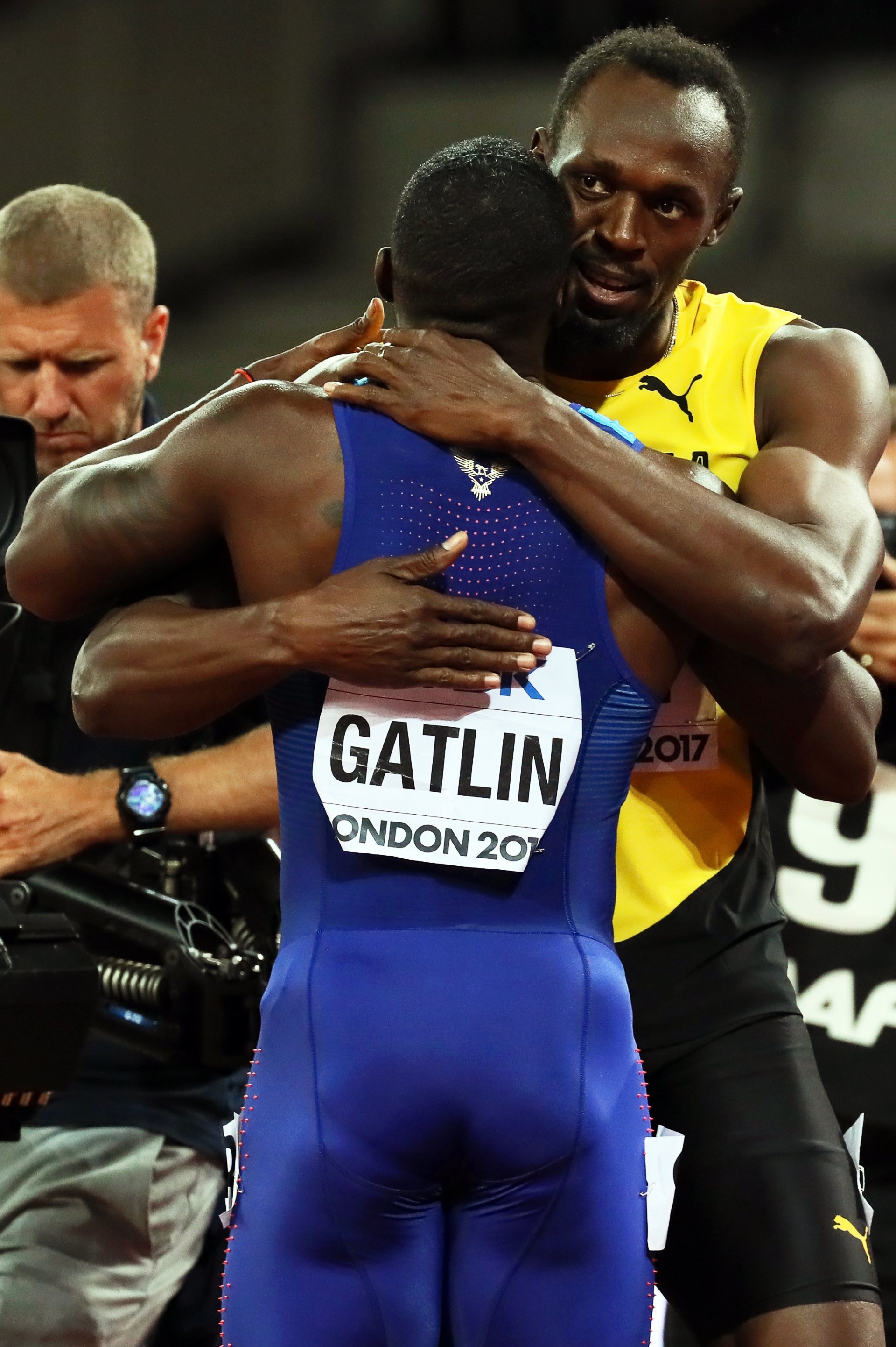 El abrazo entre el atleta jamaiquino y el ganador de la competencia