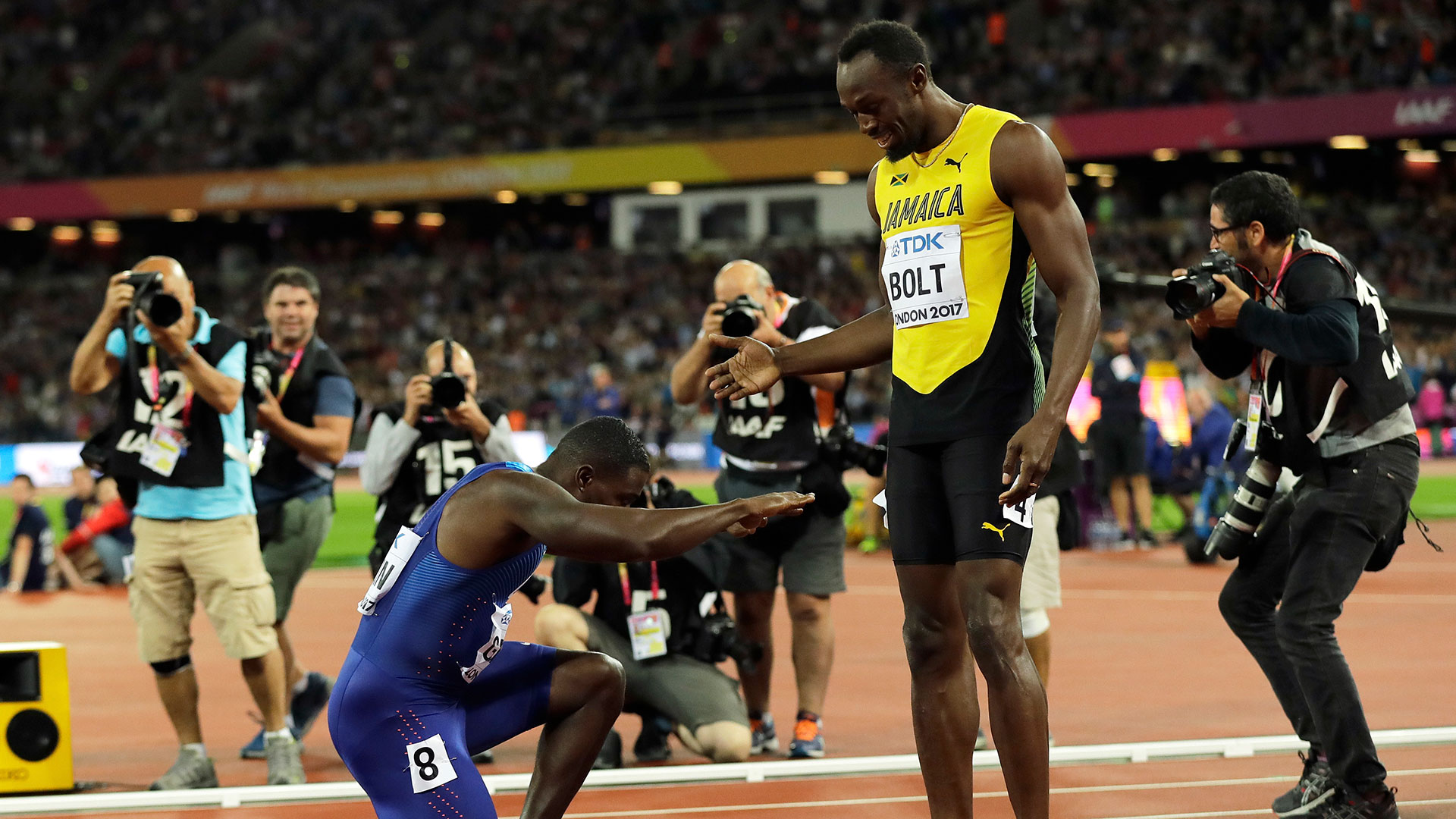 La otra gran imagen fue la de Justin Gatlin haciéndole una reverencia a Usain Bolt tras ganar la prueba de los 100 metros (AP)