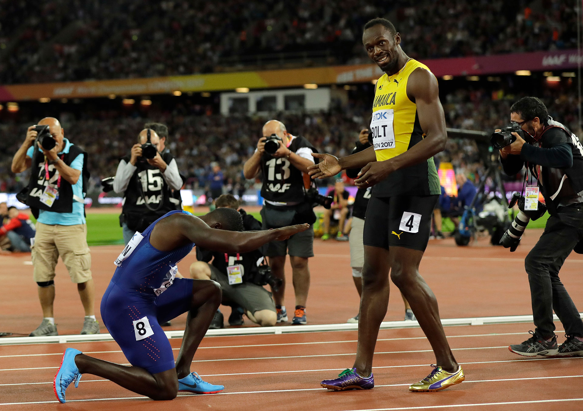La imagen de la despedida: el ganador Gatlin se arrodilla ante Bolt