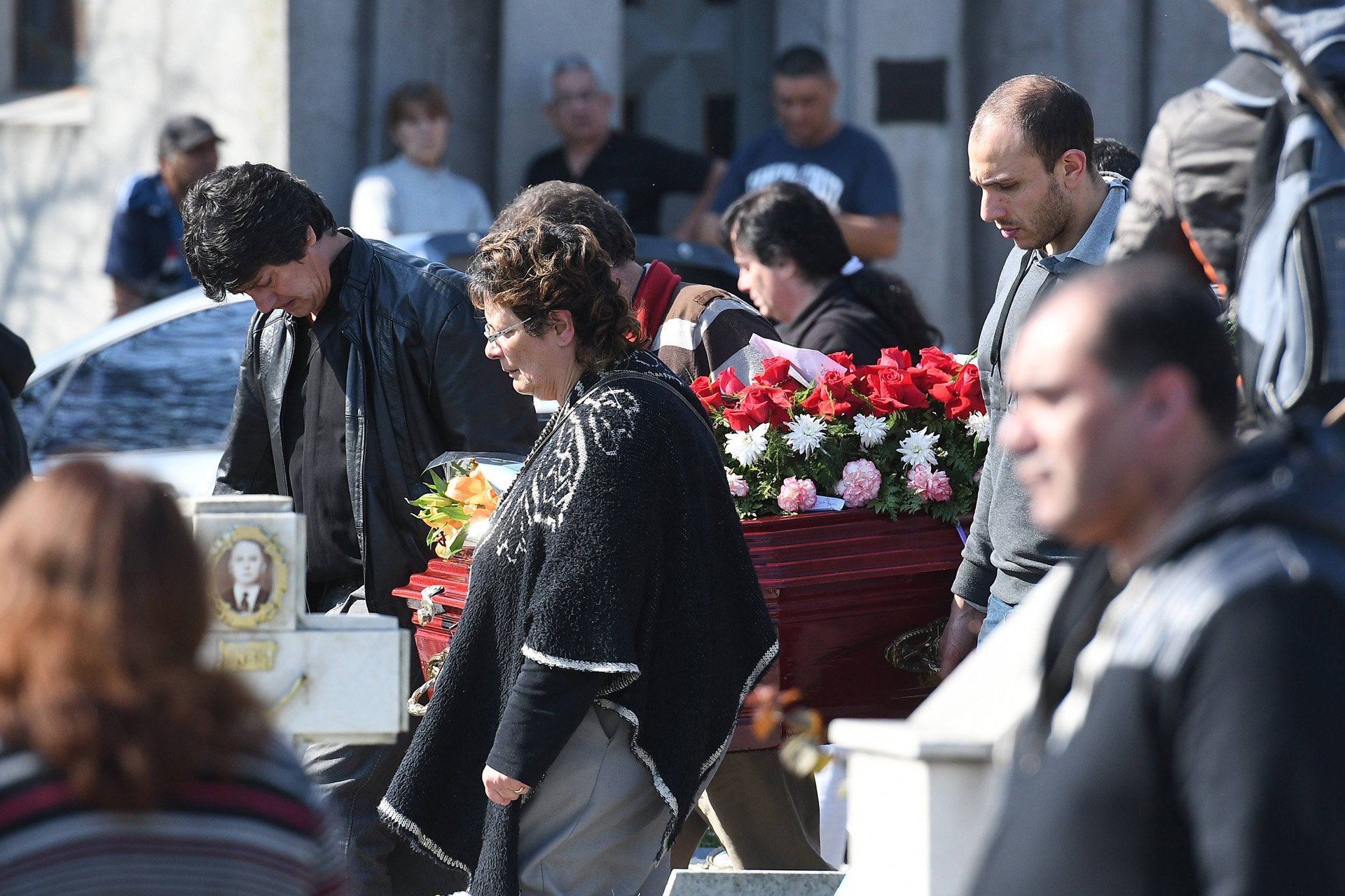 Familiares y amigos de Anahí Benitez, ingresan al cementerio municipal de Villa Centenario, para enterrar el cuerpo, luego de ser encontrada el viernes en el interior de la reserva natural Santa Catalina. Silvia Pérez (madre), Adrian Benitez (padre) y su hermano