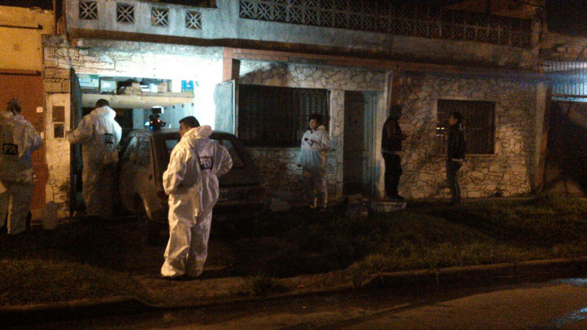 La policía de la Pcia. Bs. A. allanó la casa del profesor de la Escuela Normal Antoni Mentruyt de Banfield, único detenido en la investigación; y secuestró algunos elementos vinculados al caso