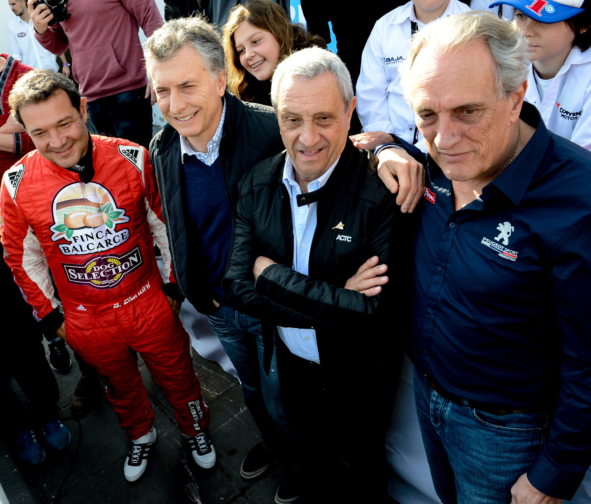 Se realizó en el autódromo Oscar y Juan Gálvez de la Ciudad de Buenos Aires la ‘Carrera del siglo’ de Turismo Carretera, organizada en conmemoración por los 80 años de la categoría más popular del automovilismo nacional. El presidente Macri junto a Hugo Mazzacane, presidente de la Asociación de Corredores de Turismo Carretera (ACTC), Jose Maria Traverso y el piloto Jose Ciantini