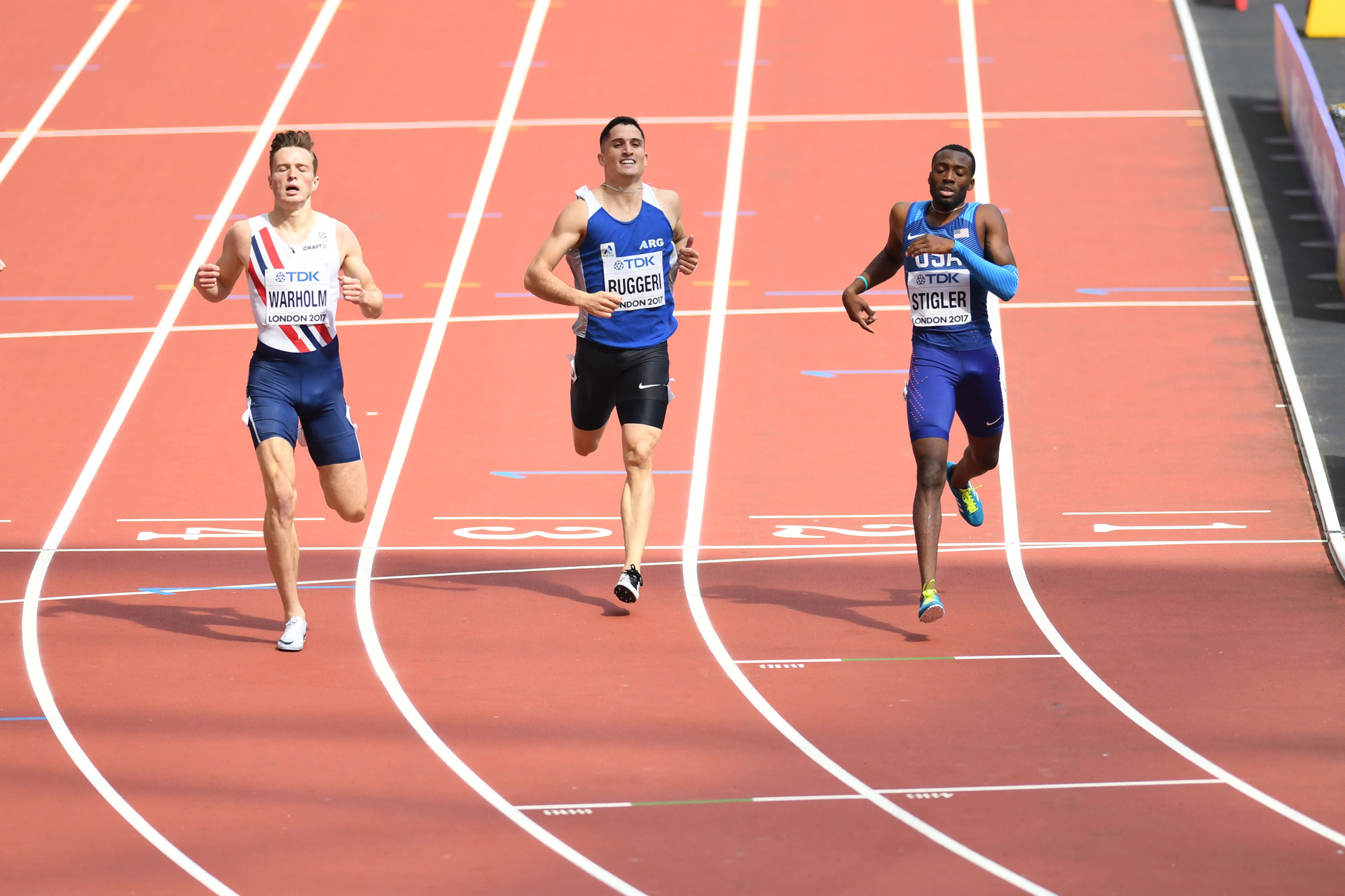 El mendocino Guillermo Ruggeri se clasificó hoy a las semifinales de los 400 metros con vallas, al finalizar tercero en su serie de la especialidad en el Mundial de atletismo que se lleva a cabo en Londres, donde volvió a quebrar por tercera vez en este año el récord argentino, y logró la única alegría de la jornada dominical en la capital inglesa