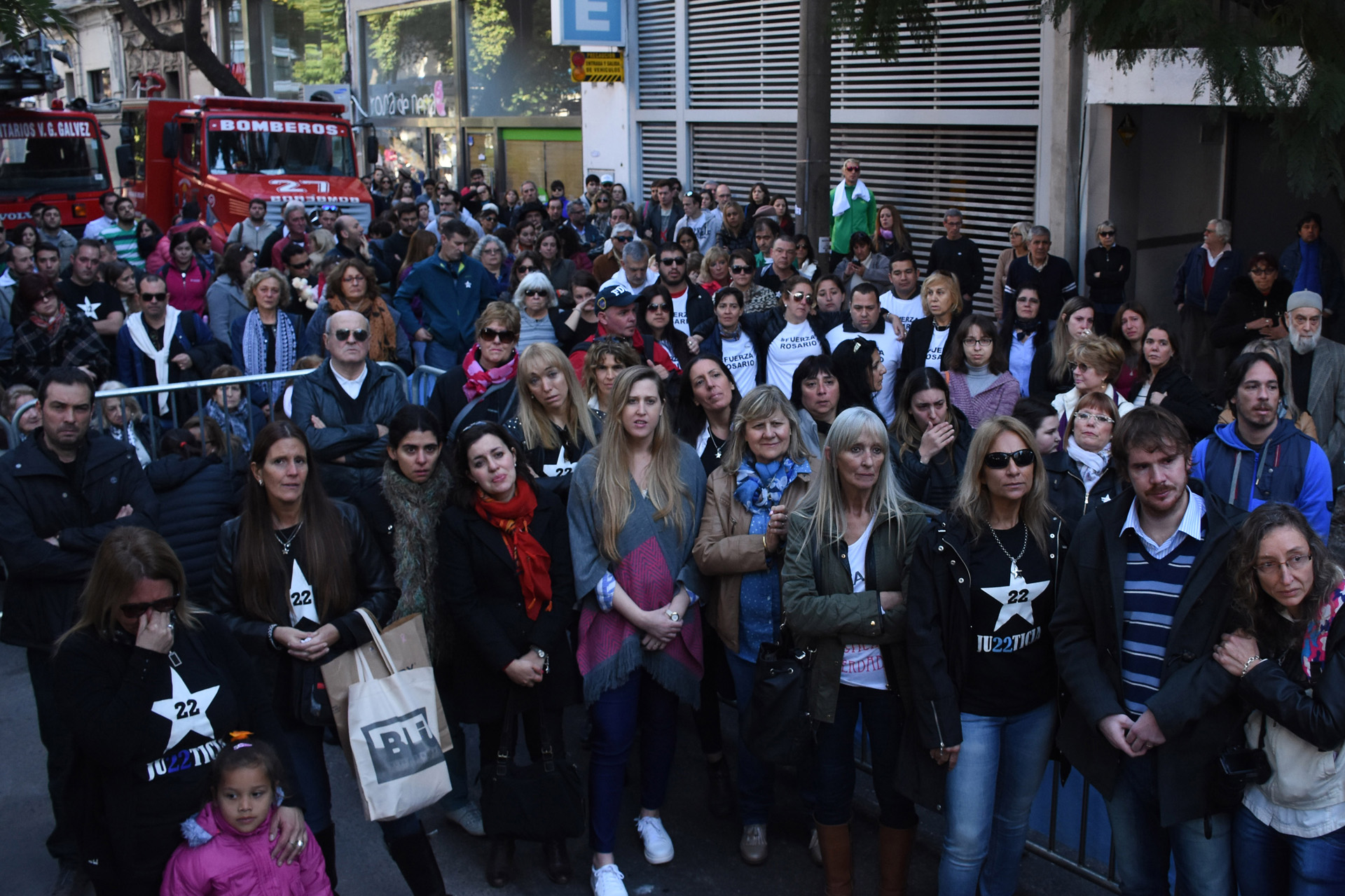 Familiares, amigos y vecinos de las 22 víctimas del incendio del edificio de la calle Salta 2141, en el centro de la ciudad santafesina de Rosario, reclamaron esta mañana justicia en un conmovedor acto celebrado frente al terreno baldío donde estaba el inmueble y a cuatro años de la tragedia, ocurrida a las 9.38 del jueves 6 de agosto de 2013