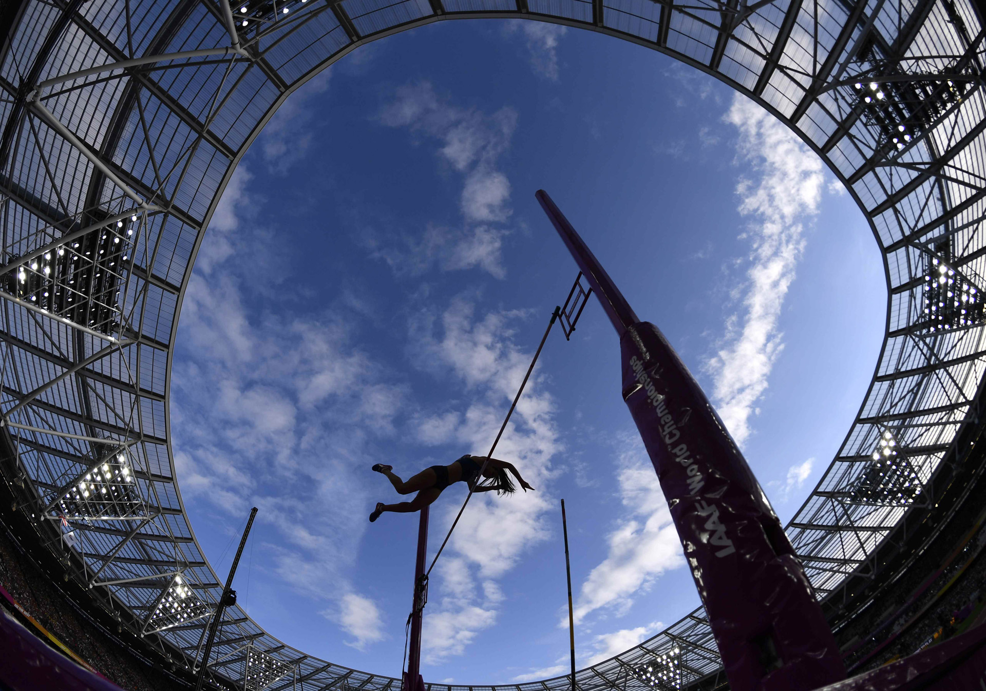 El salto de la venezolana Peinado en la final de salto con garrocha
