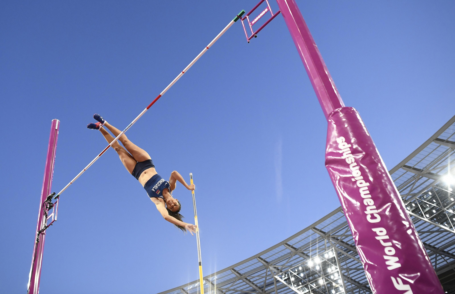 Robeilys Peinado, de Venezuela, se eleva en la final de salto con garrocha