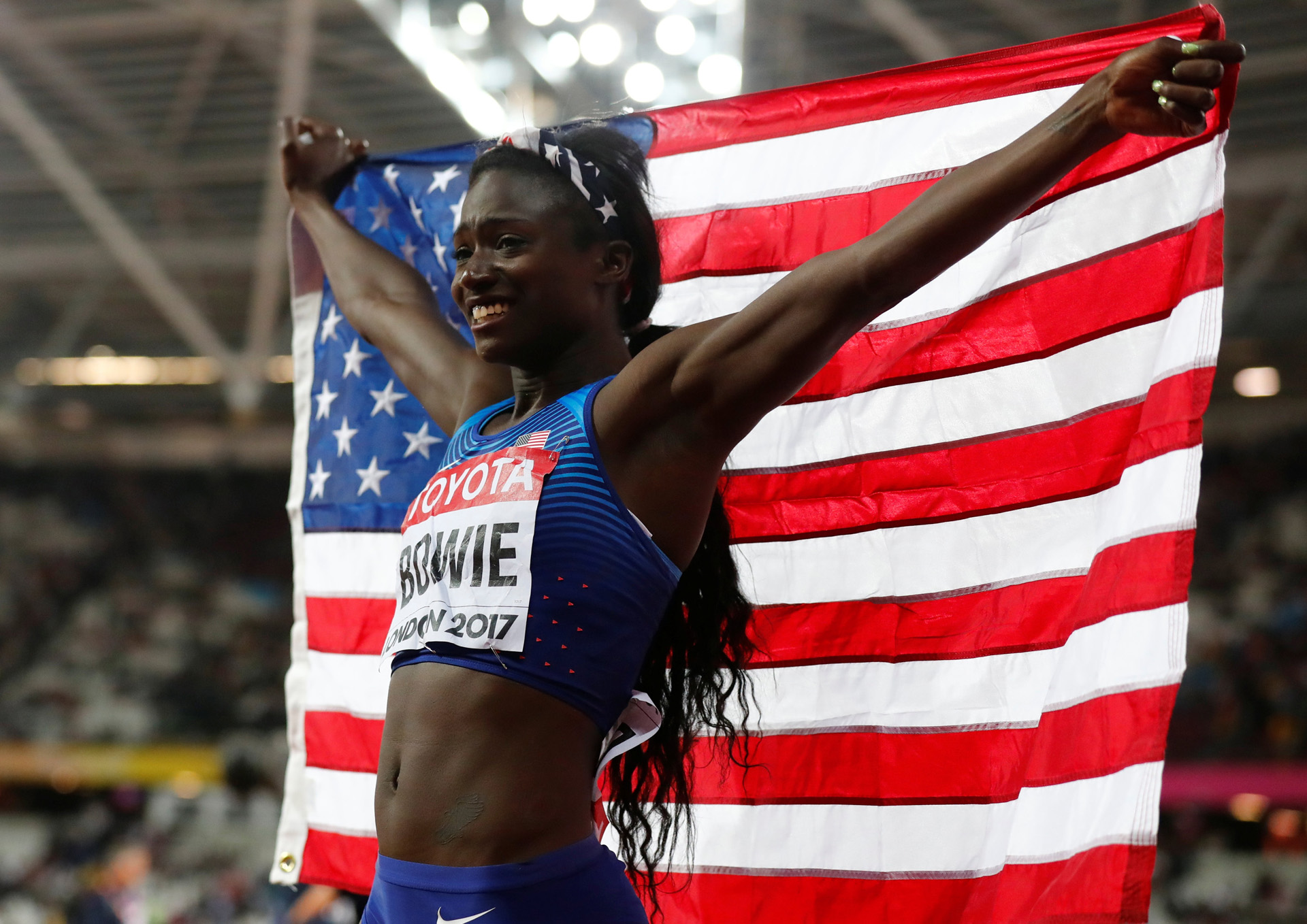 La estadounidense Tori Bowie celebra haber ganado los 100 metros