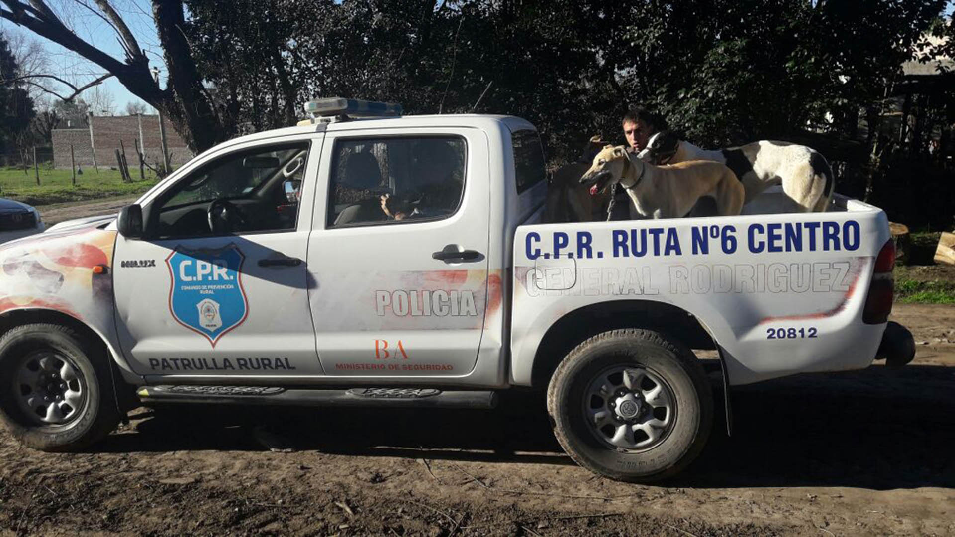 Personal del Comando de Prevención Rural de General Rodríguez detuvo ayer a cinco personas cuando estaban por iniciar una carrera de perros pese a estar prohibida desde fines del año pasado y ser ya considerada un delito penal