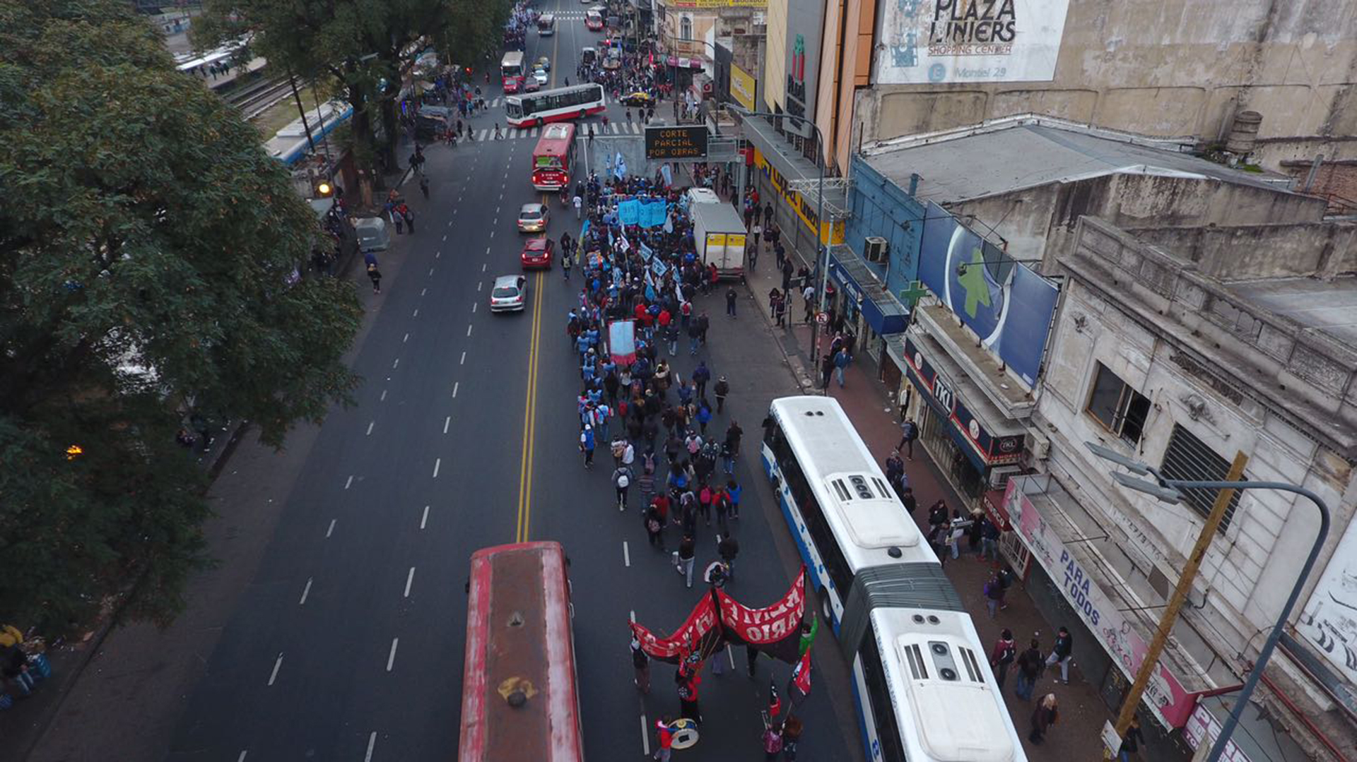 En el contexto de la fiesta religiosa de San Cayetano, organizaciones sociales, políticas y sindicales, realizan una marcha desde las inmediaciones del santuario hasta la Plaza de Mayo para reclamar al gobierno “la sanción inmediata de la Ley de Emergencia Alimentaria”
