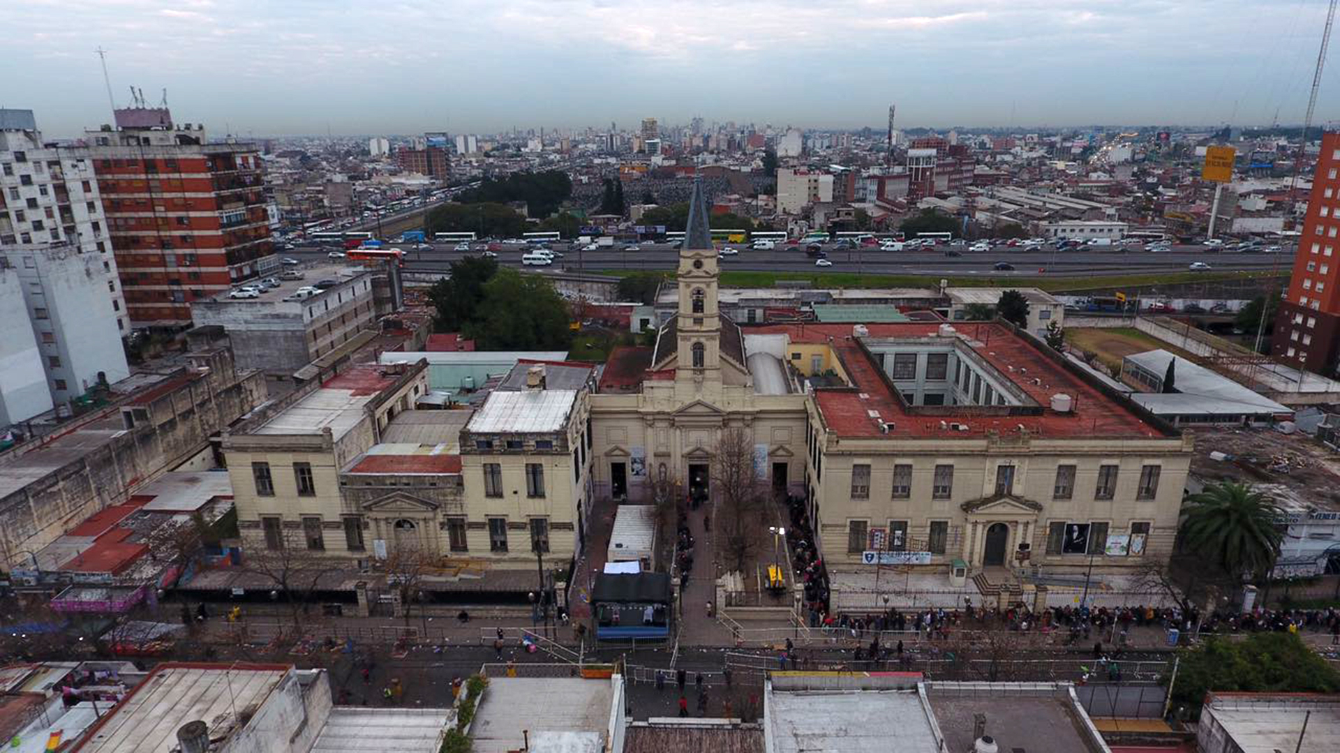 Los fieles ingresan al santuario de San Cayetano