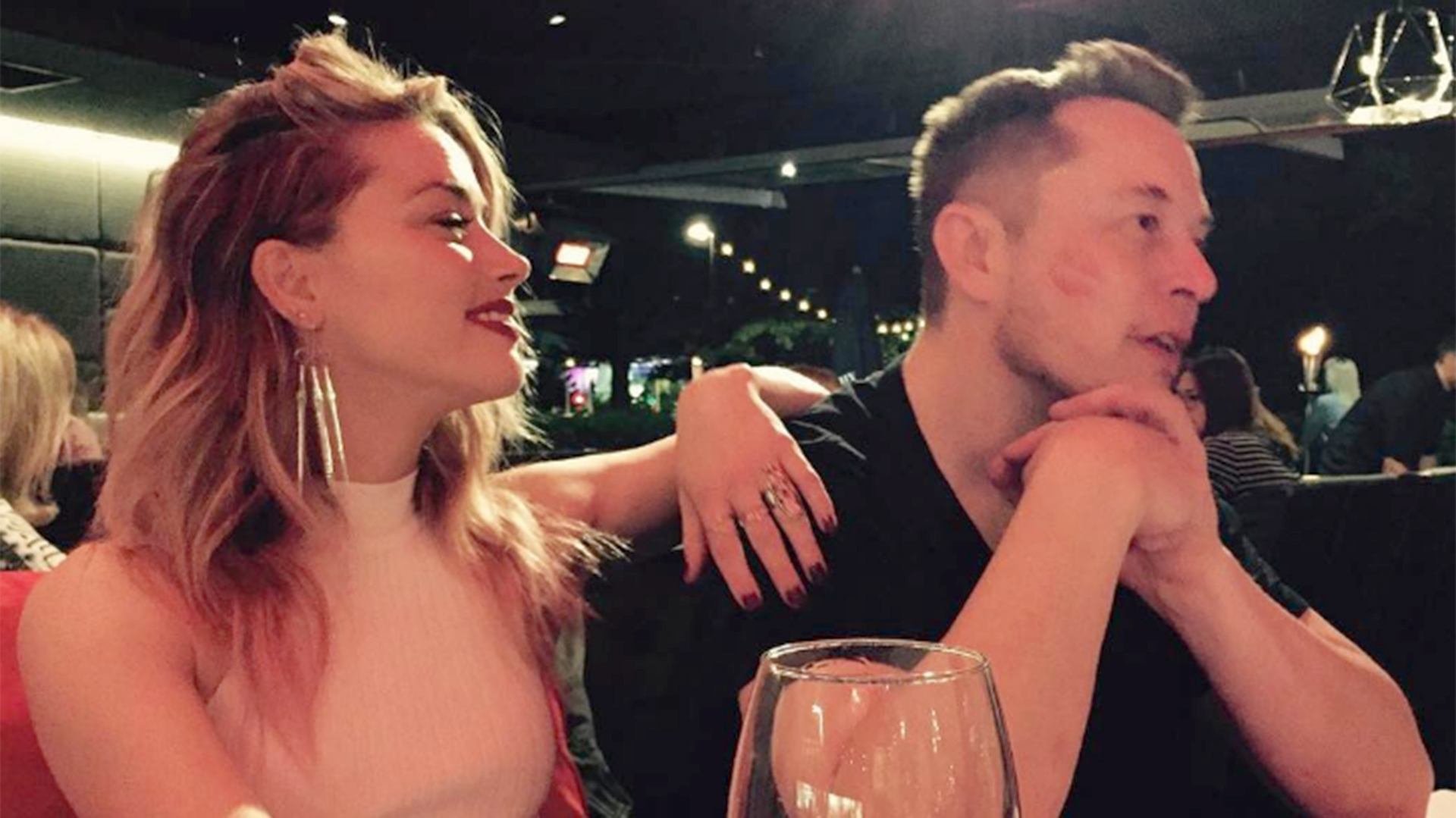 Amber Heard junto a Elon Musk. El romance duró un suspiro. Musk fue quien terminó la relación