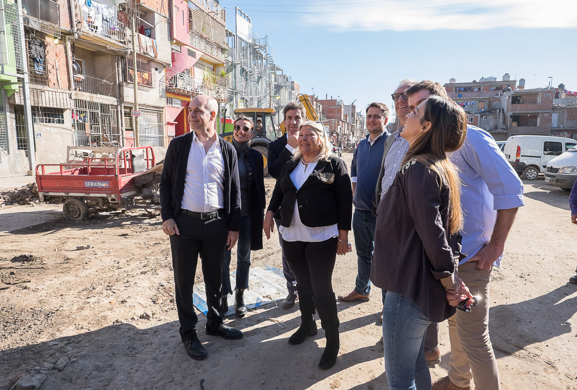 La candidata a diputada de Vamos Juntos, Elisa Carrió, realizó una visita junto al jefe de gobierno Horacio Rodríguez Larreta a la Villa 31, rebautizada como Barrio 31. También optó por lucir un equipo clásico de tres piezas